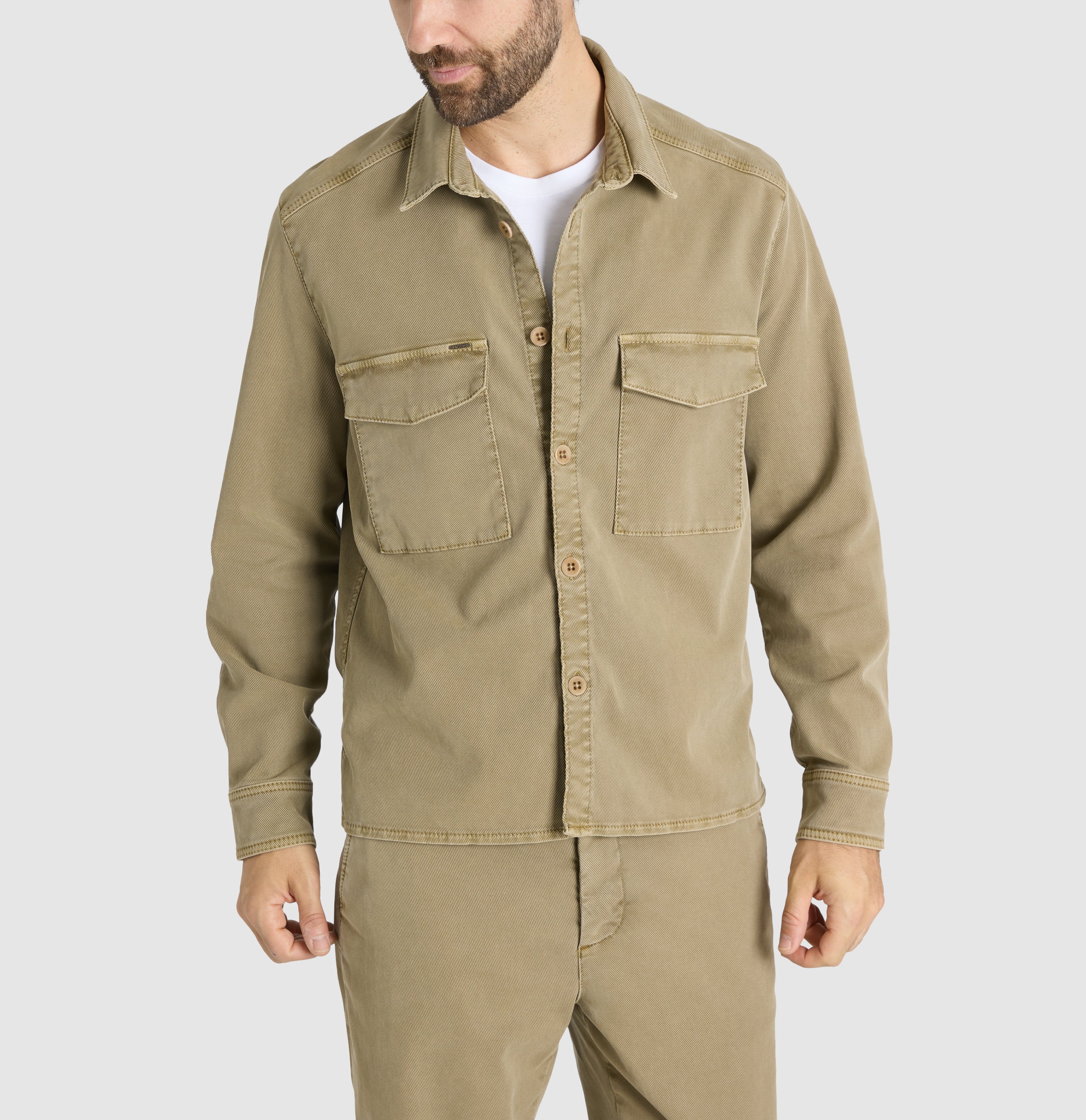 Overjacket in a twill material with lyocell. | Overjacket | martini olive PPT | Front view of model