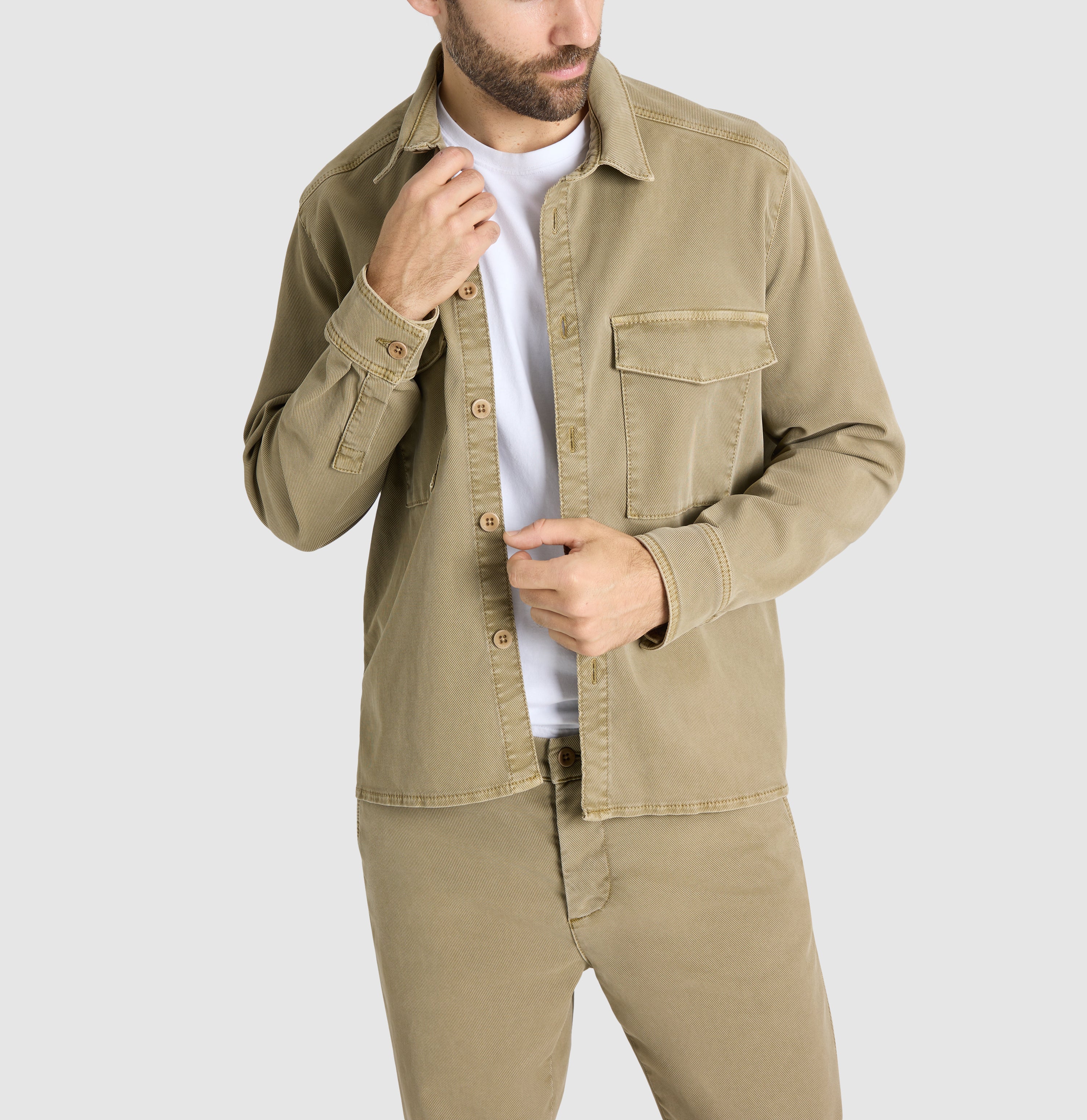 Overjacket in a twill material with lyocell. | Overjacket | martini olive PPT | Side view of model