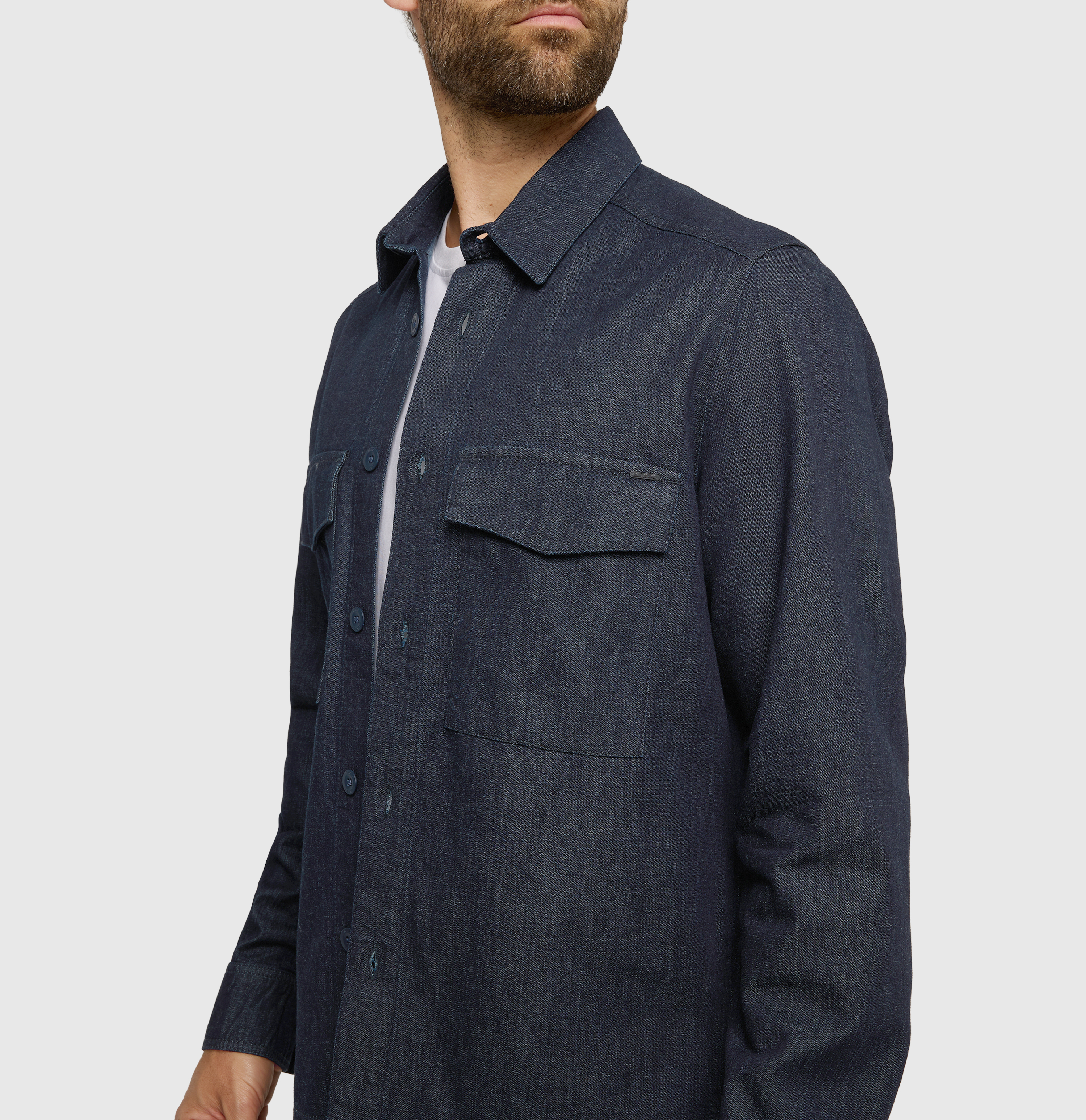 Overjacket in a blend with nettle fibres. | Overjacket | dark rinsewash | Side view of model