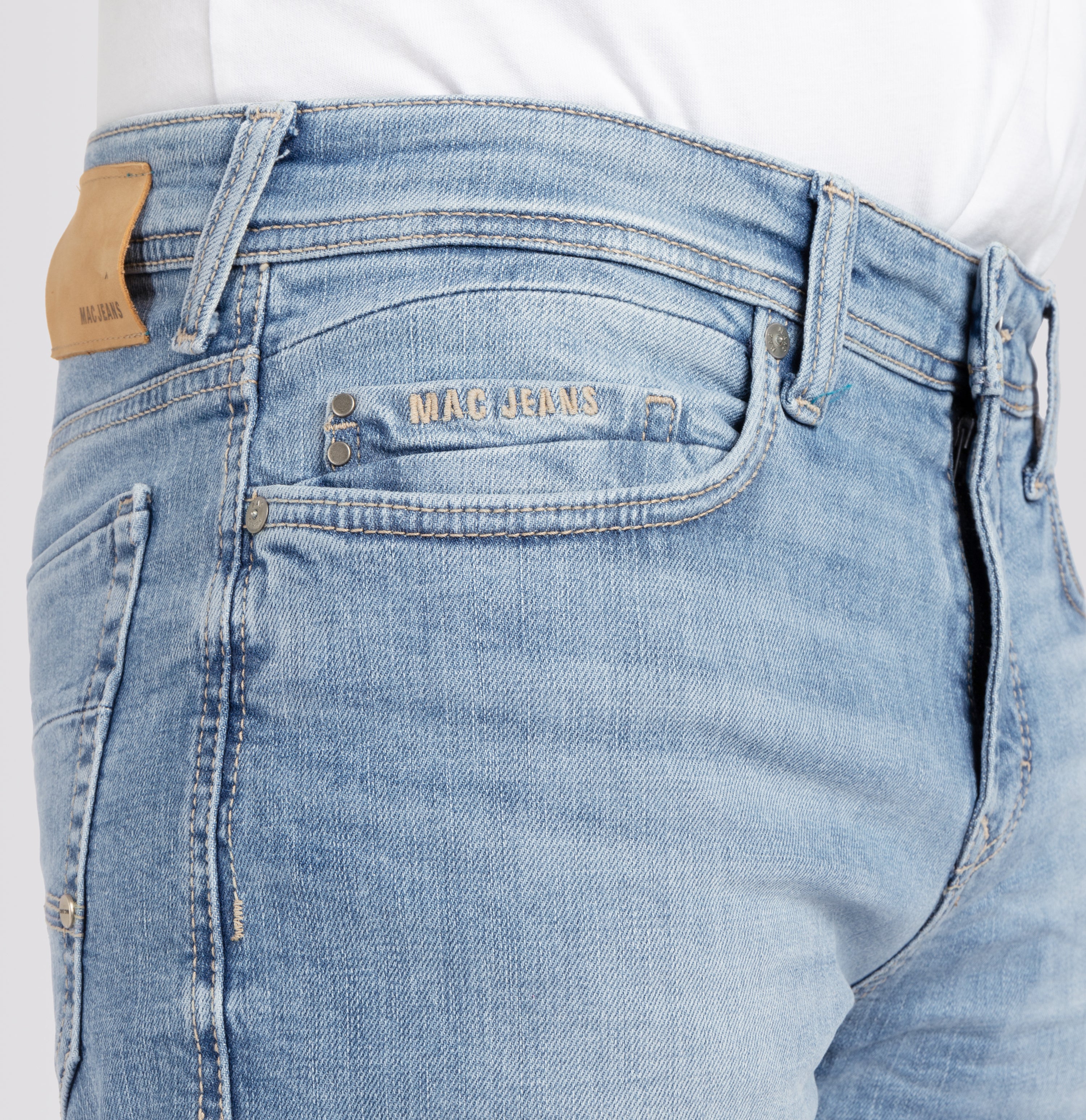 Grainy regular jeans in a comfortable fit. | Ben | authentic blue stonewash | Side view of model