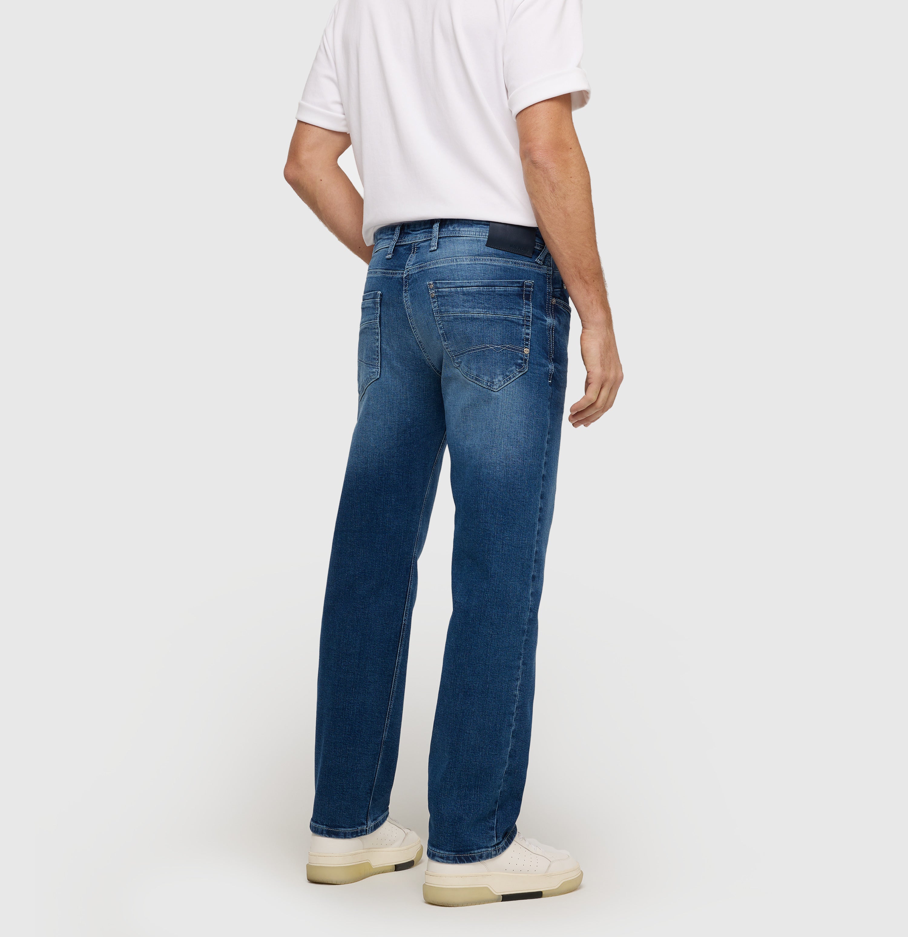 Regular fit with an authentic look. | Ben | ocean blue authentic used | Back view of model