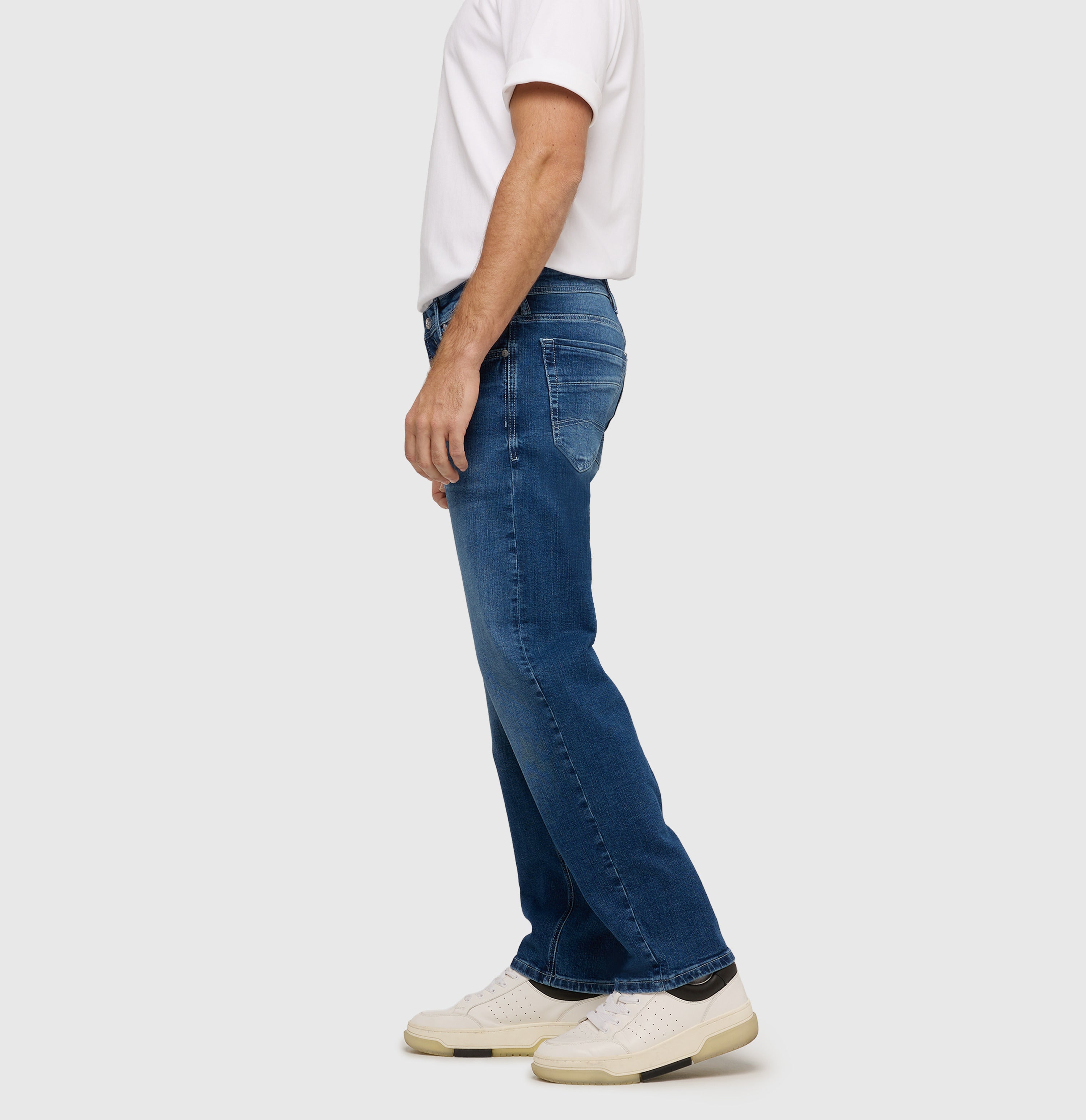 Regular fit with an authentic look. | Ben | ocean blue authentic used | Side view of model