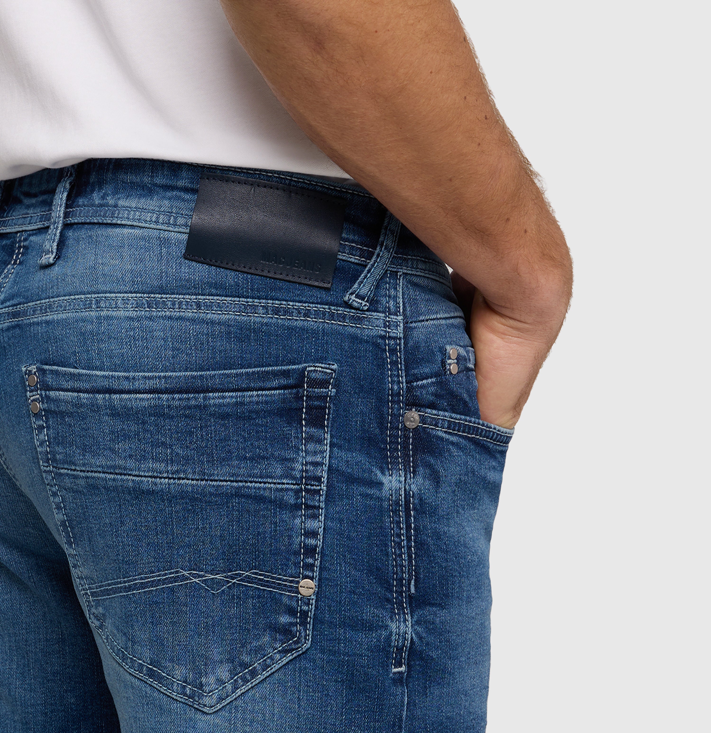 Regular fit with an authentic look. | Ben | ocean blue authentic used | Detailed view 2 of model