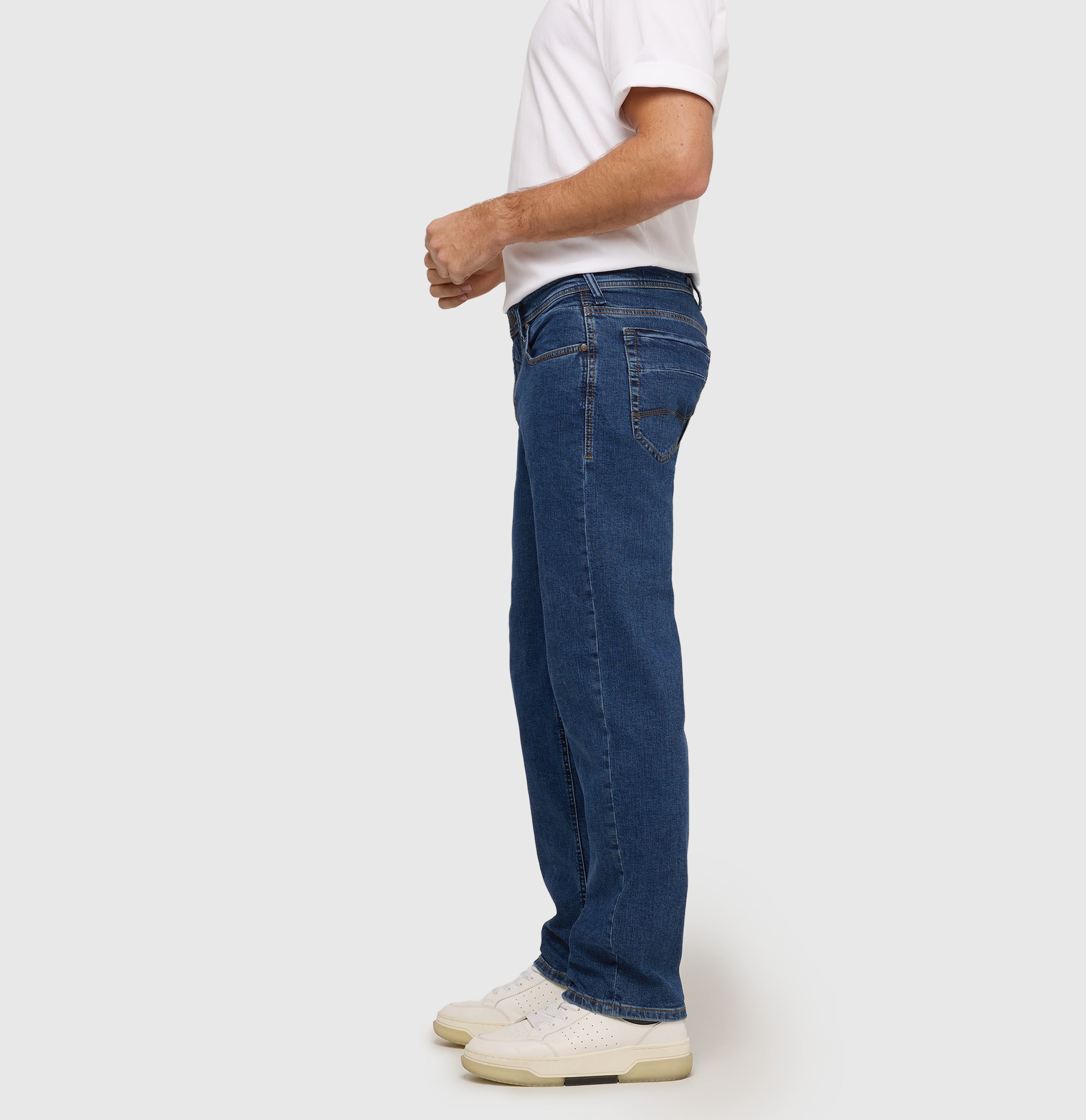 Regular fit with an authentic look. | Ben | dark stonewash | Side view of model