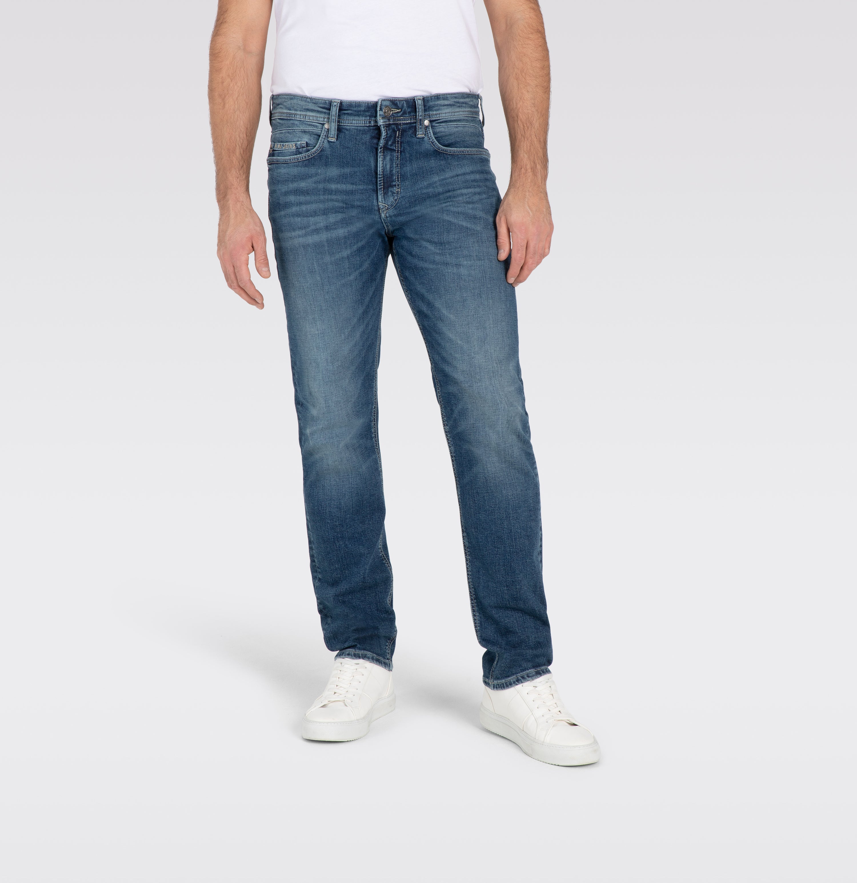 Authentic jeans in a regular fit. | S-NAME | S-FBBZ | Front view of model