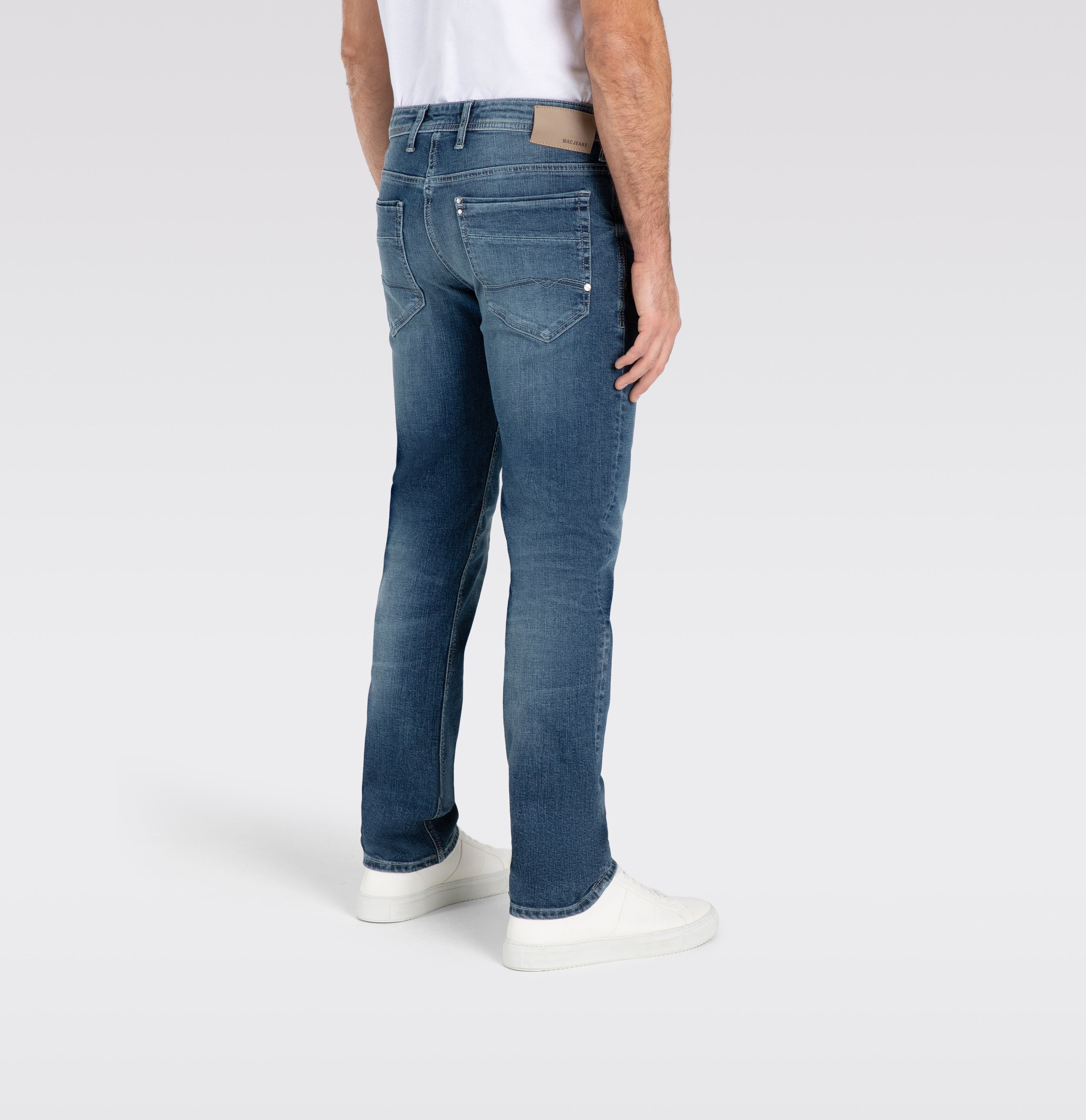 Authentic jeans in a regular fit. | S-NAME | S-FBBZ | Detailed view 2 of model