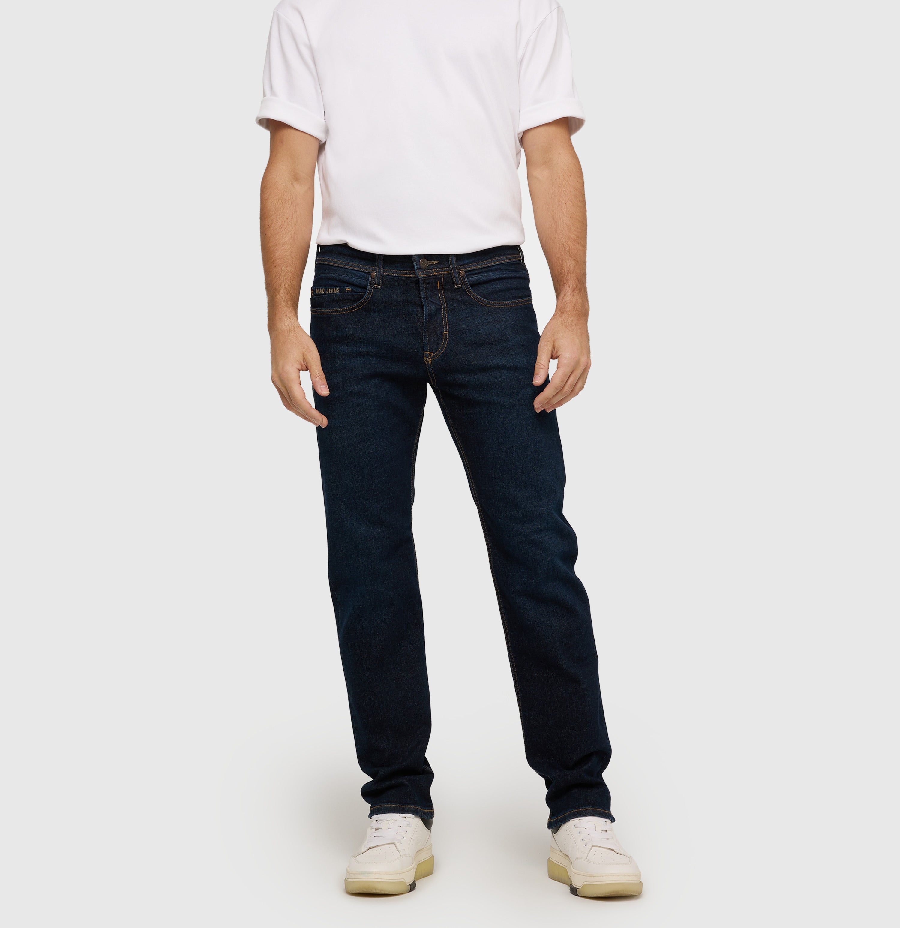 Regular fit with an authentic look. | Ben | dark vintage wash | Front view of model