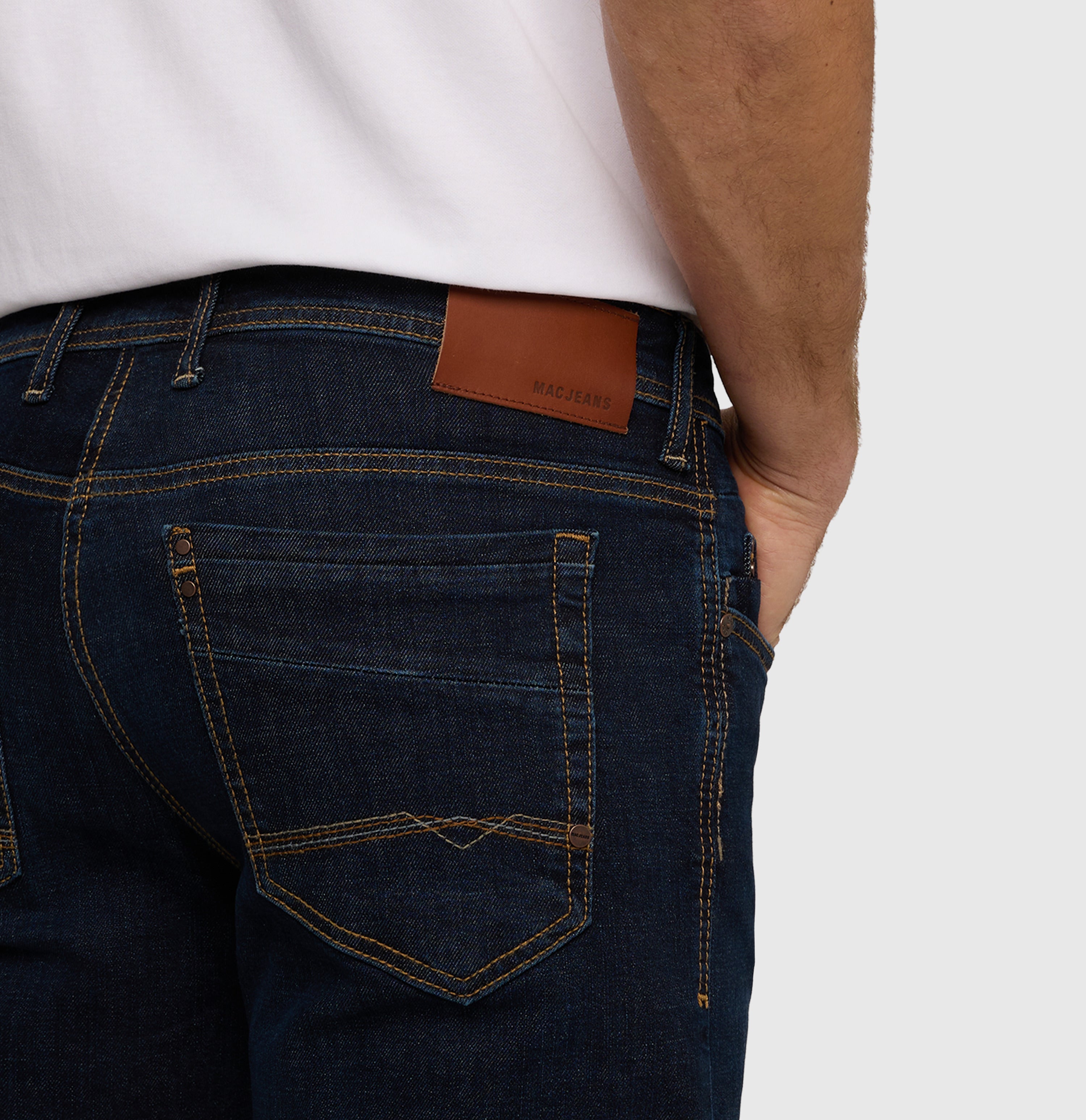 Regular fit with an authentic look. | Ben | dark vintage wash | Detailed view 3 of model