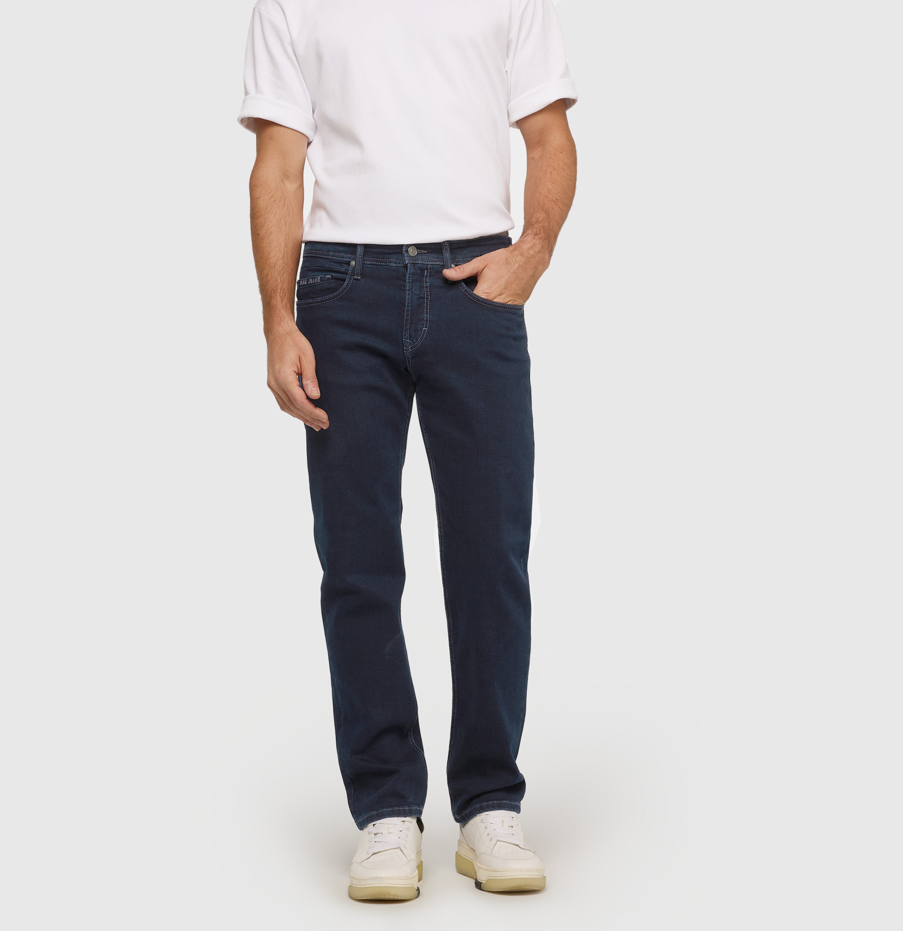 Regular fit with an authentic look. | Ben | blue black | Front view of model