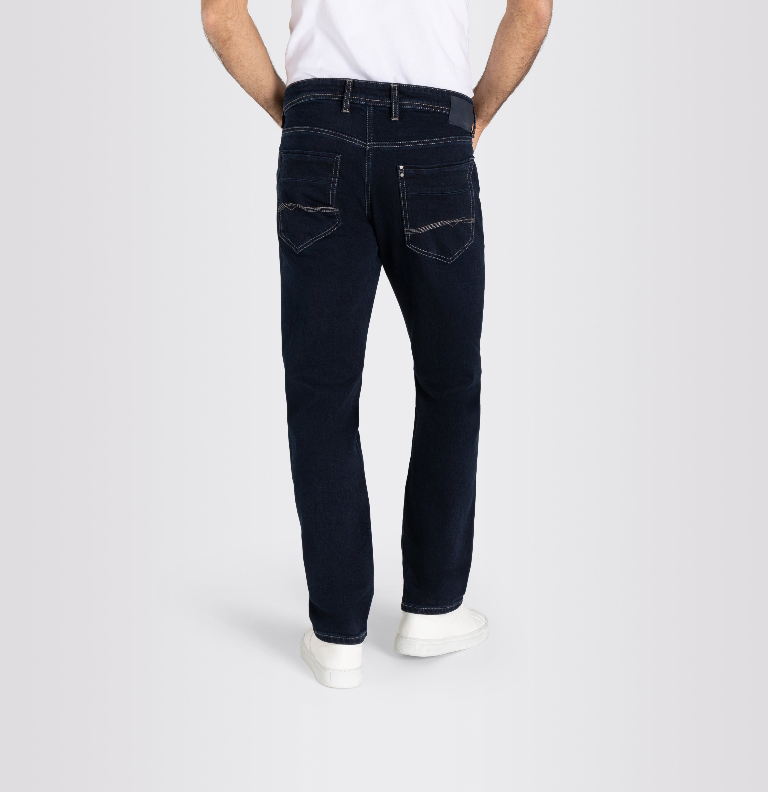 Authentic jeans in a regular fit. | Ben | blue black | Back view of model