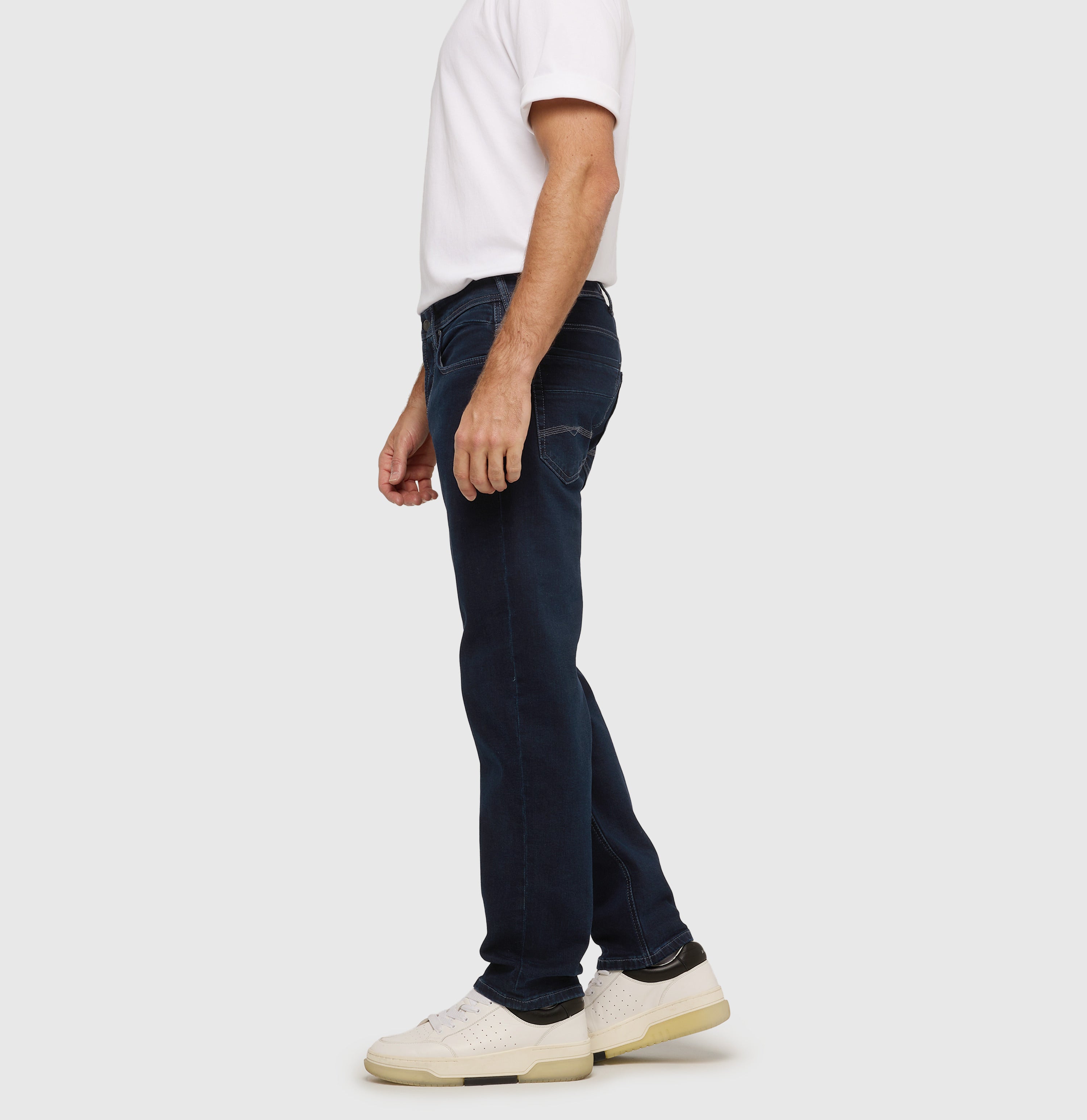 Regular fit with an authentic look. | Ben | blue black | Side view of model