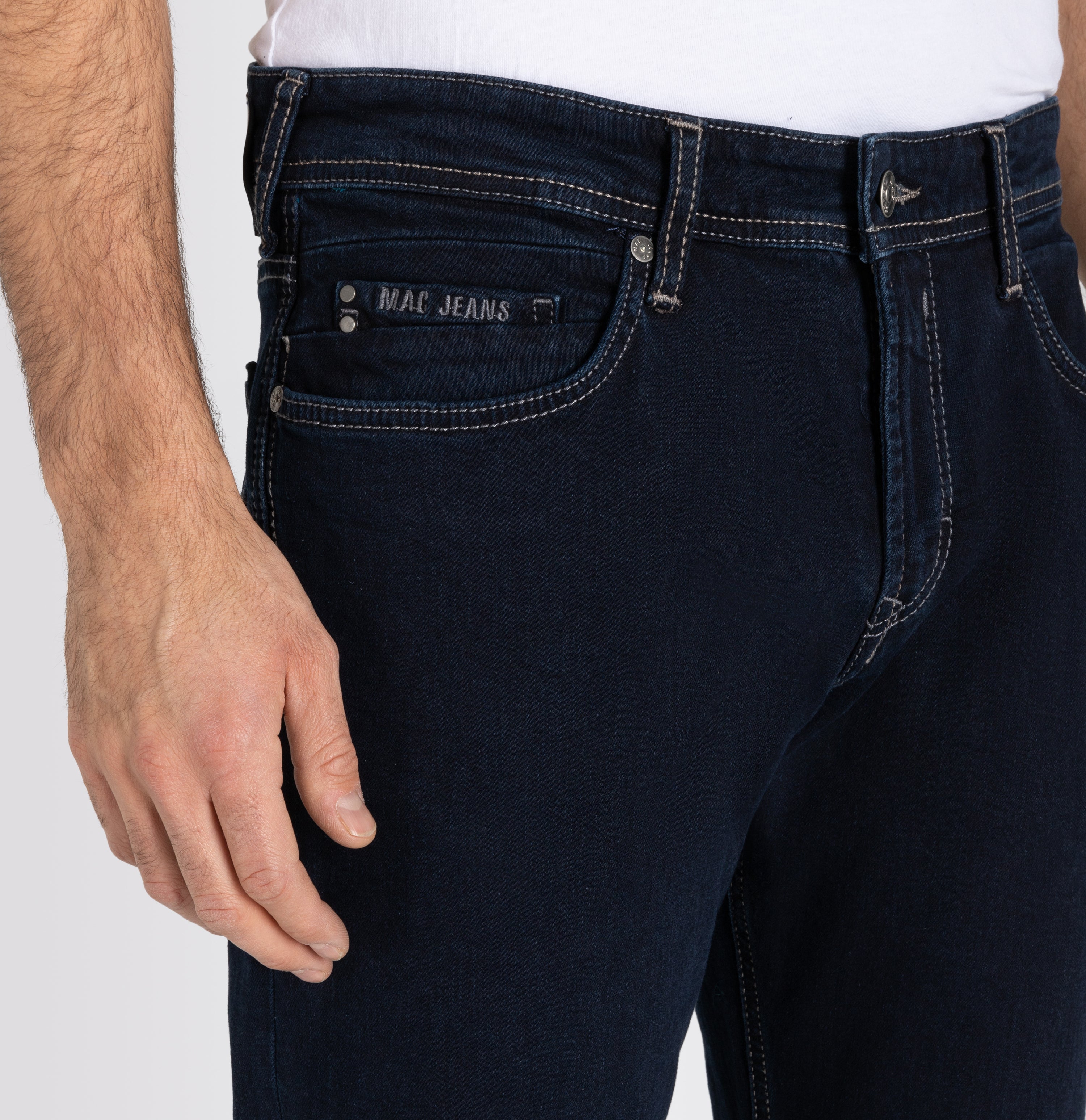 Regular fit with an authentic look. | Ben | blue black | Side view of model