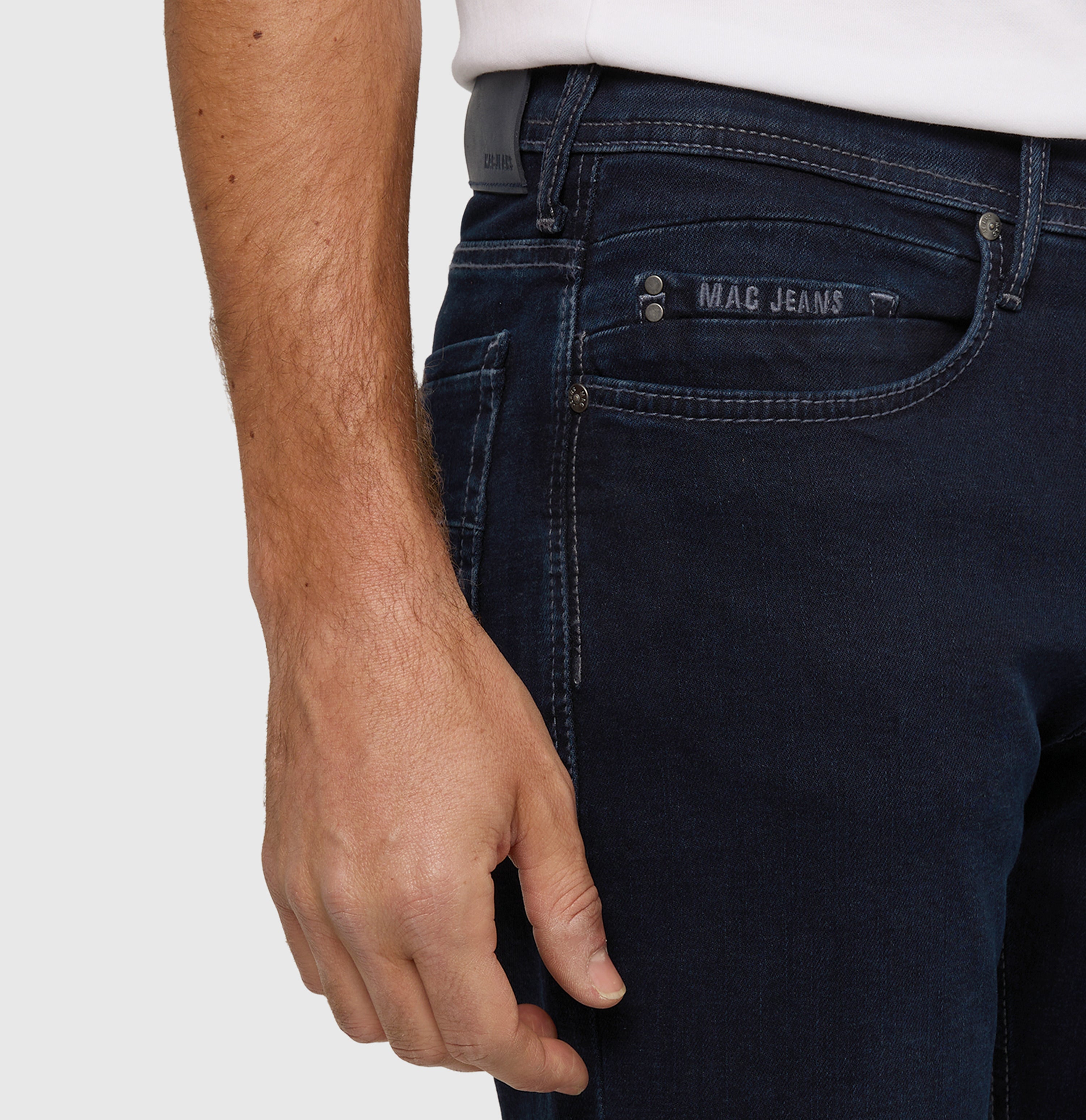 Regular fit with an authentic look. | Ben | blue black | Detailed view 3 of model