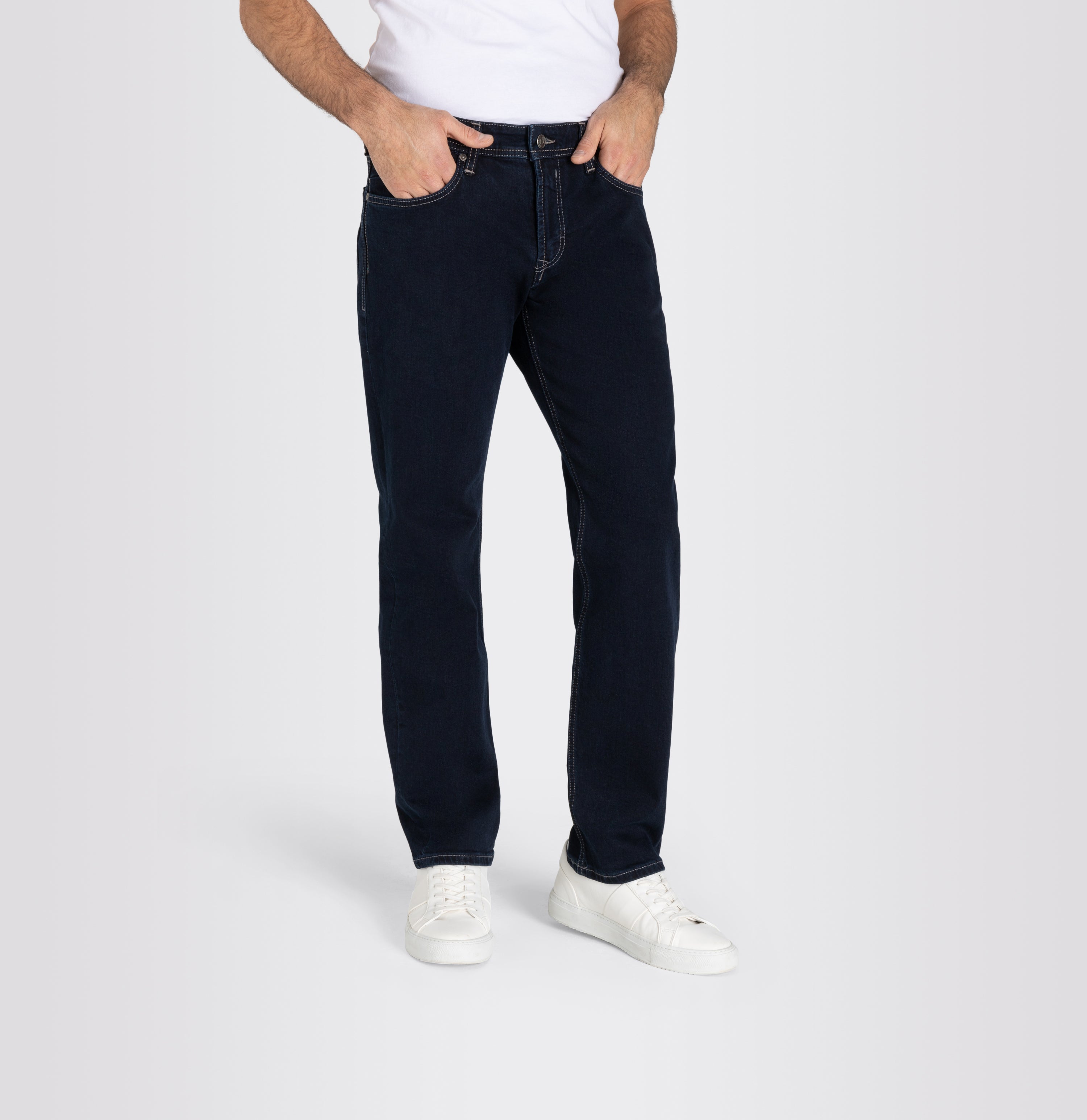 Regular fit with an authentic look. | Ben | blue black | Detailed view 3 of model