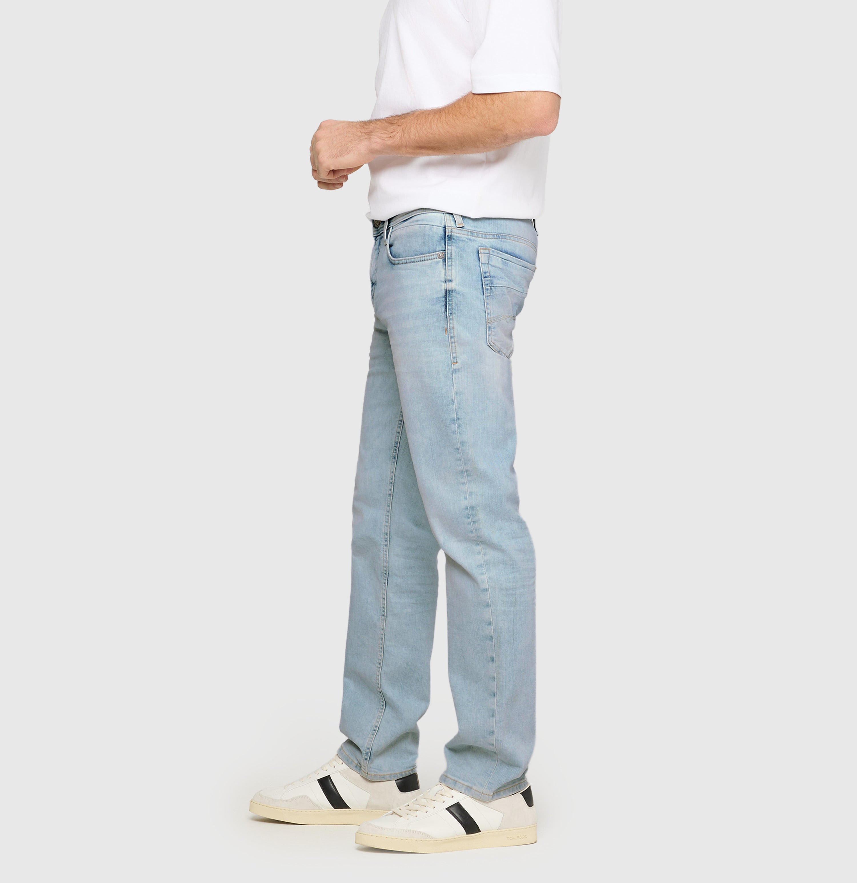 Regular fit with an authentic look. | Ben | summer lightblue authentic wash | Side view of model
