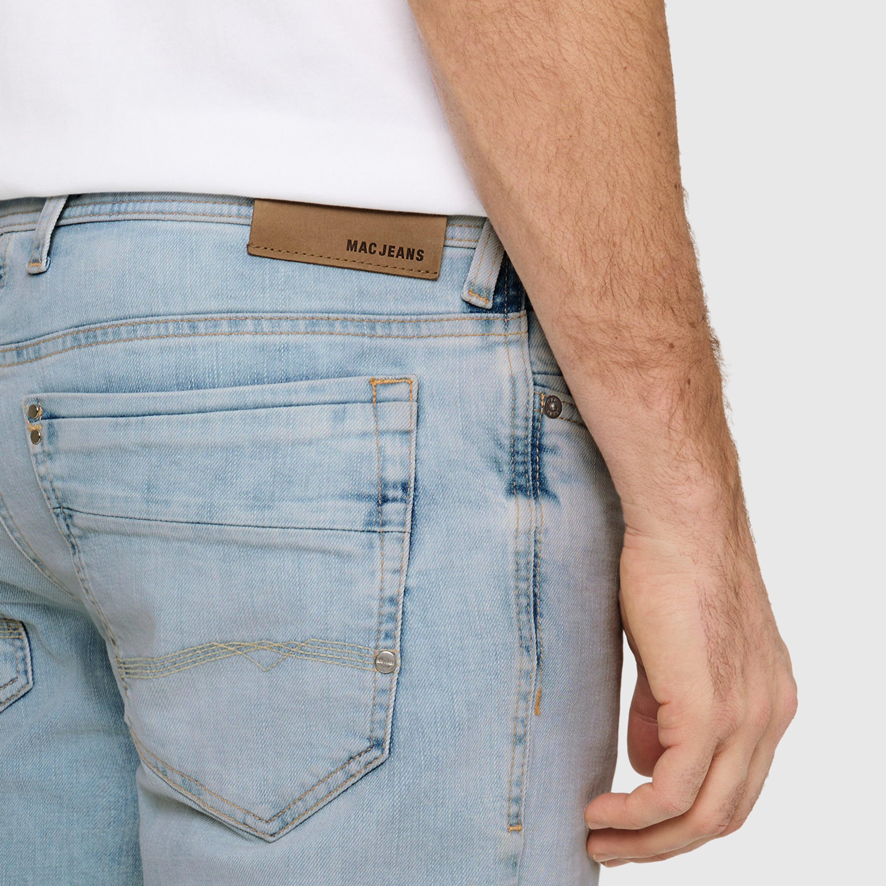 Regular fit with an authentic look. | Ben | summer lightblue authentic wash | Detailed view 3 of model