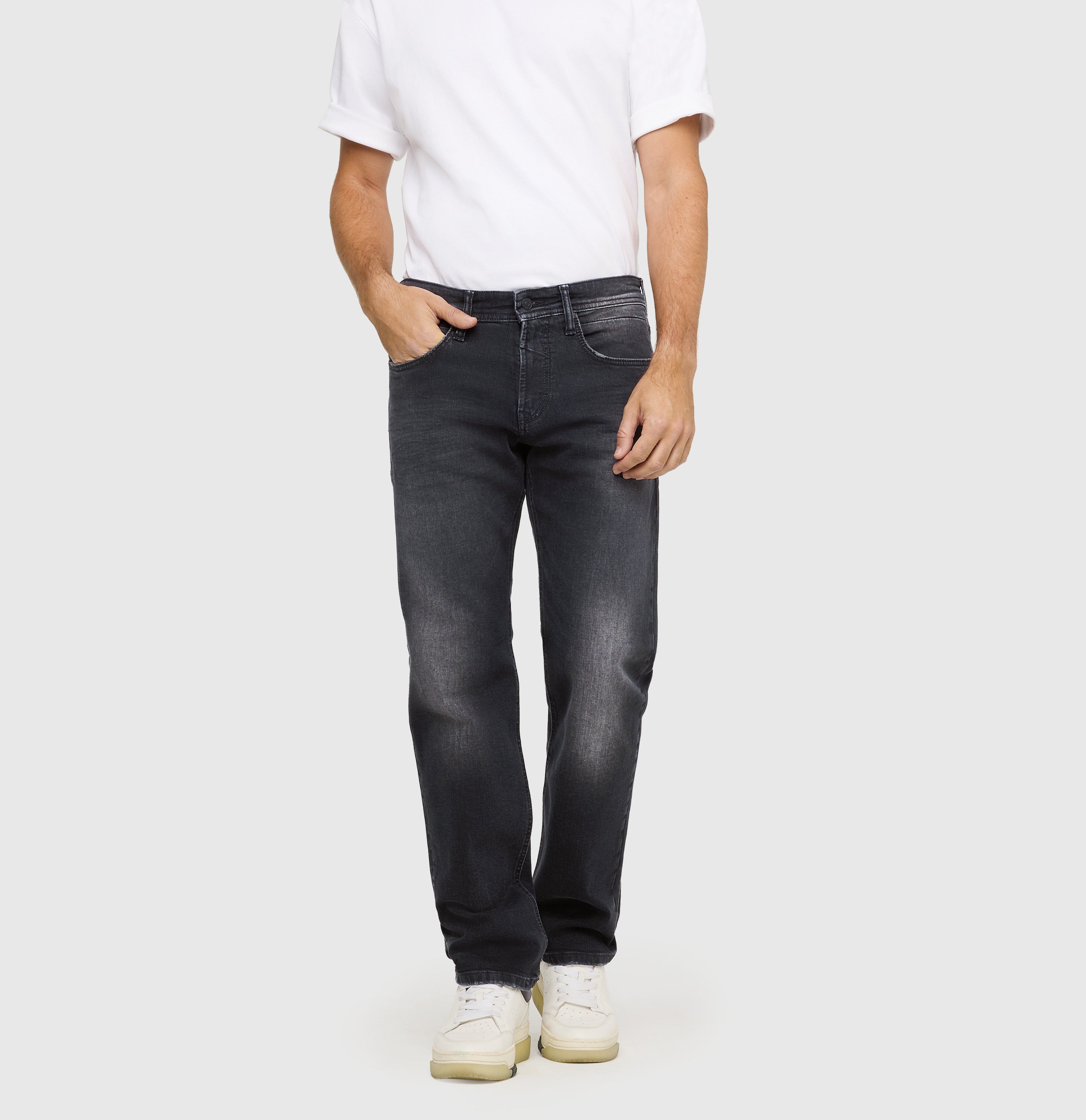Regular fit with an authentic look. | Ben | authentic black black | Front view of model