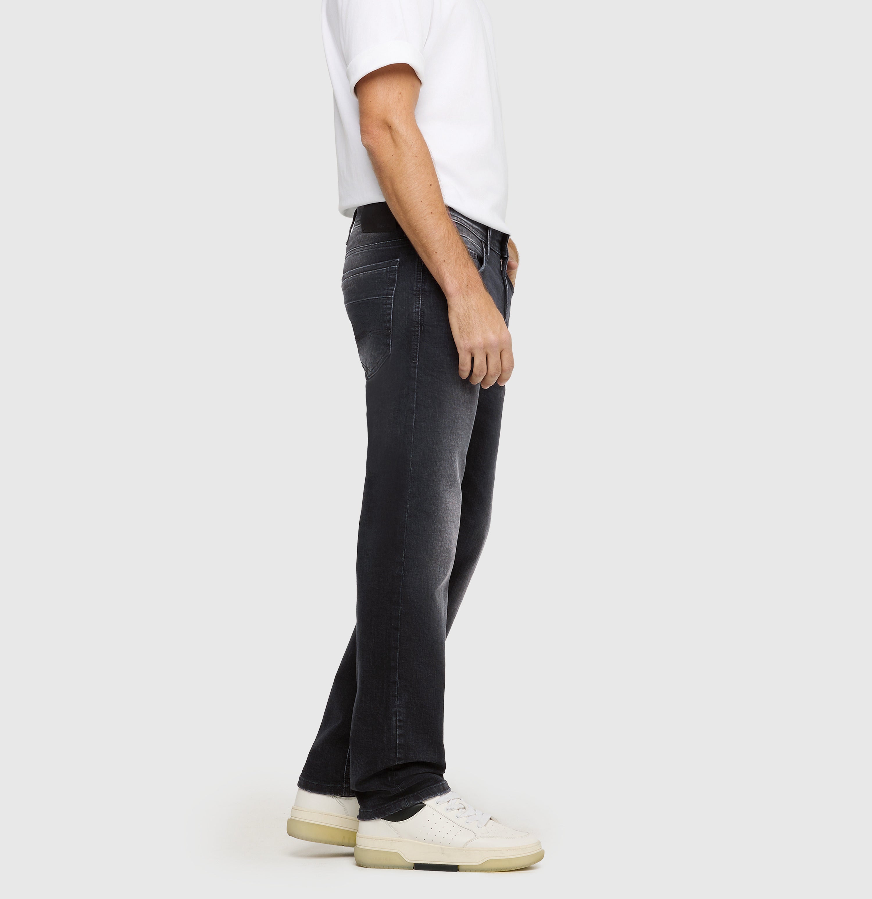 Regular fit with an authentic look. | Ben | authentic black black | Side view of model