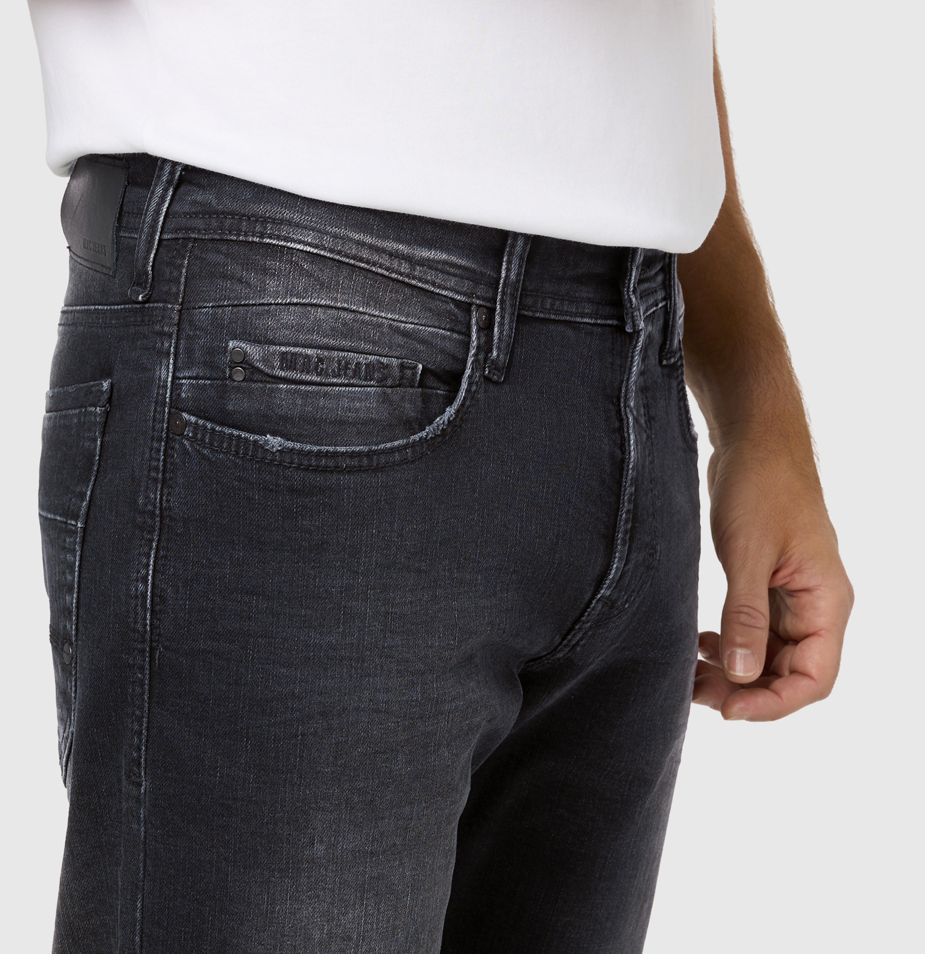 Regular fit with an authentic look. | Ben | authentic black black | Detailed view 3 of model
