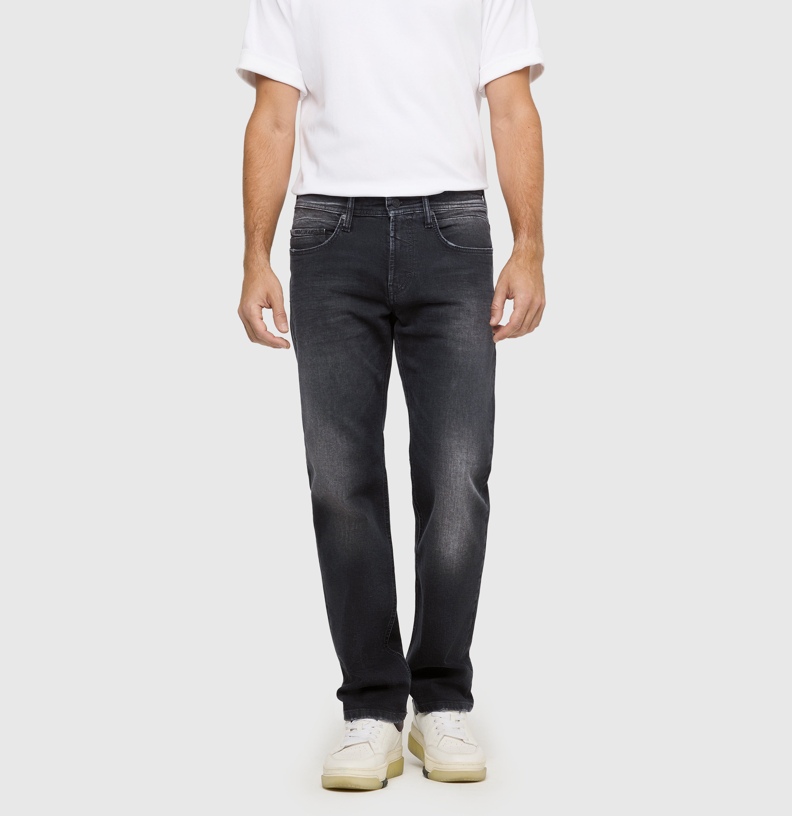 Regular fit with an authentic look. | Ben | authentic black black | Detailed view 4 of model