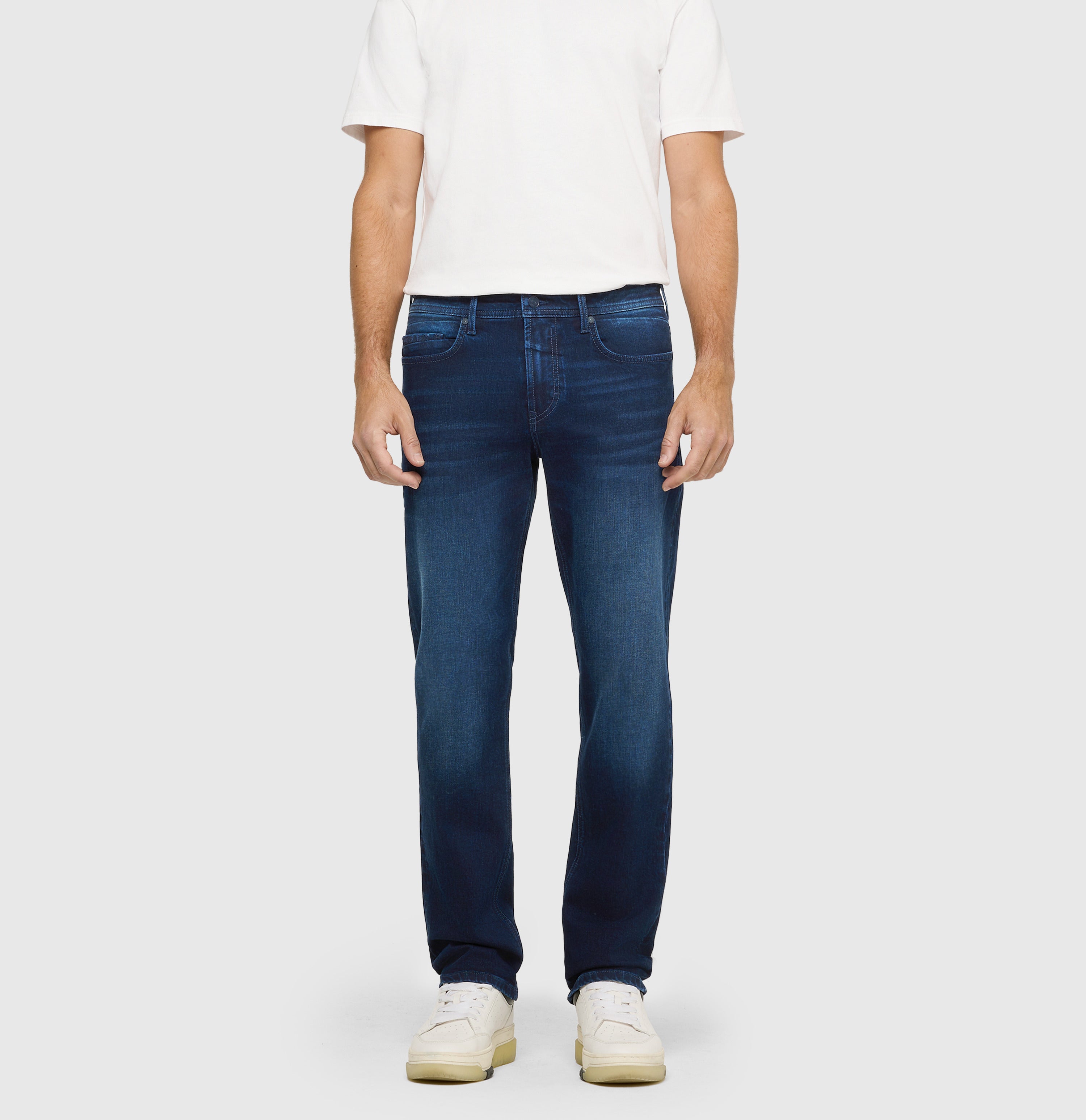 Regular fit with an authentic look. | Ben | blue od blue authentic wash | Front view of model