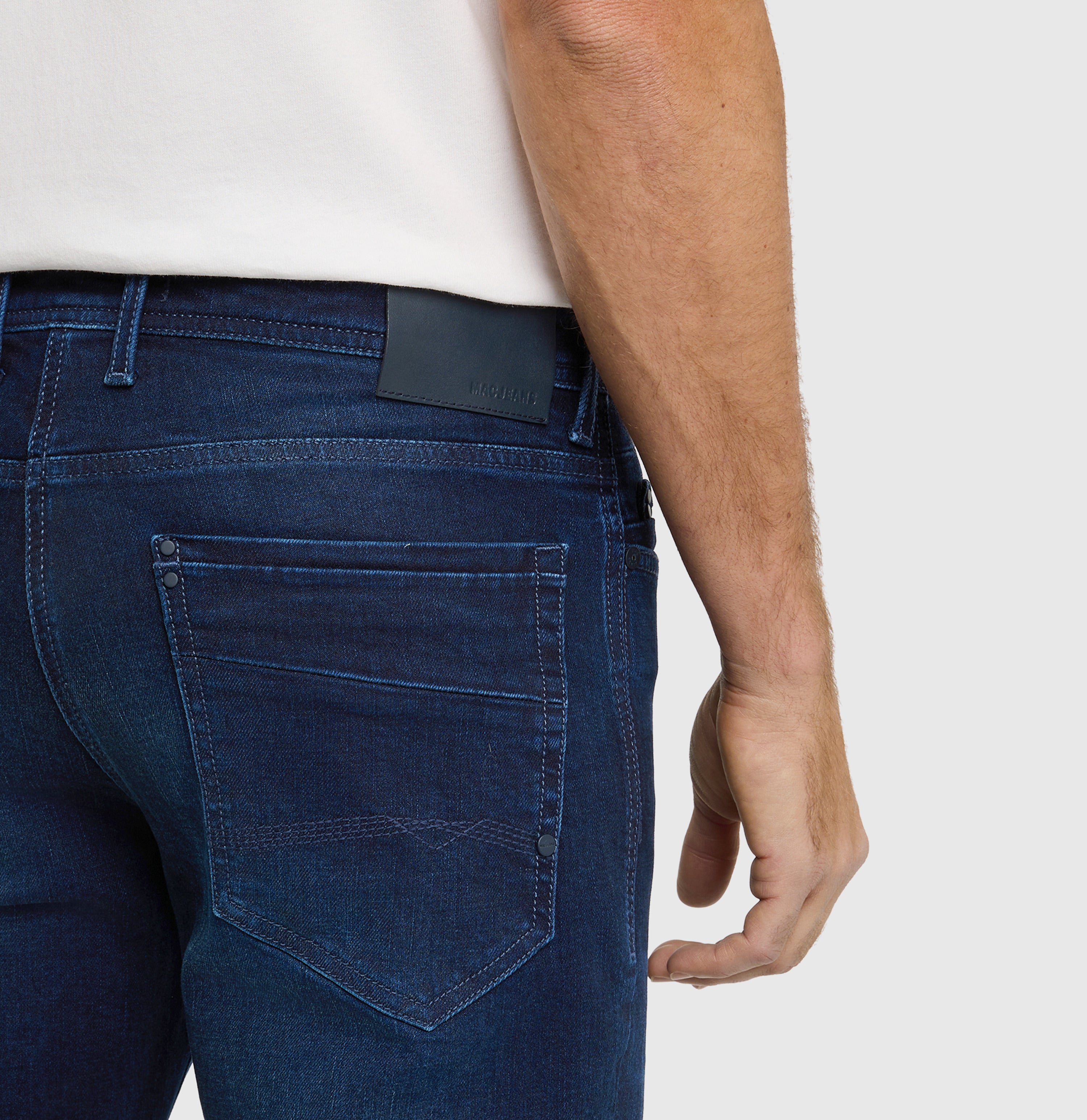 Regular fit with an authentic look. | Ben | blue od blue authentic wash | Detailed view 3 of model
