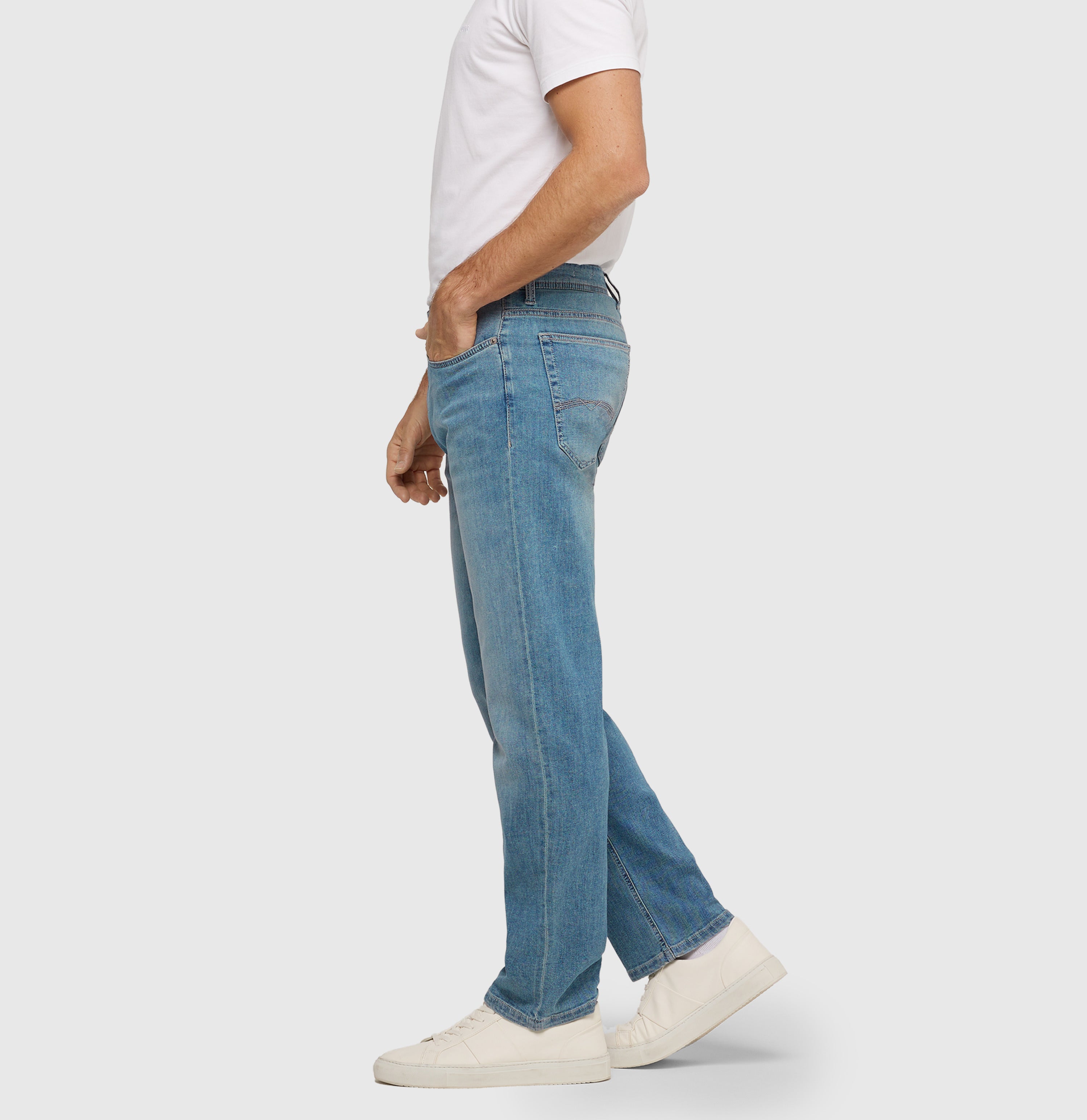 Regular jeans with linen content. | Ben | midblue authentic wash | Side view of model