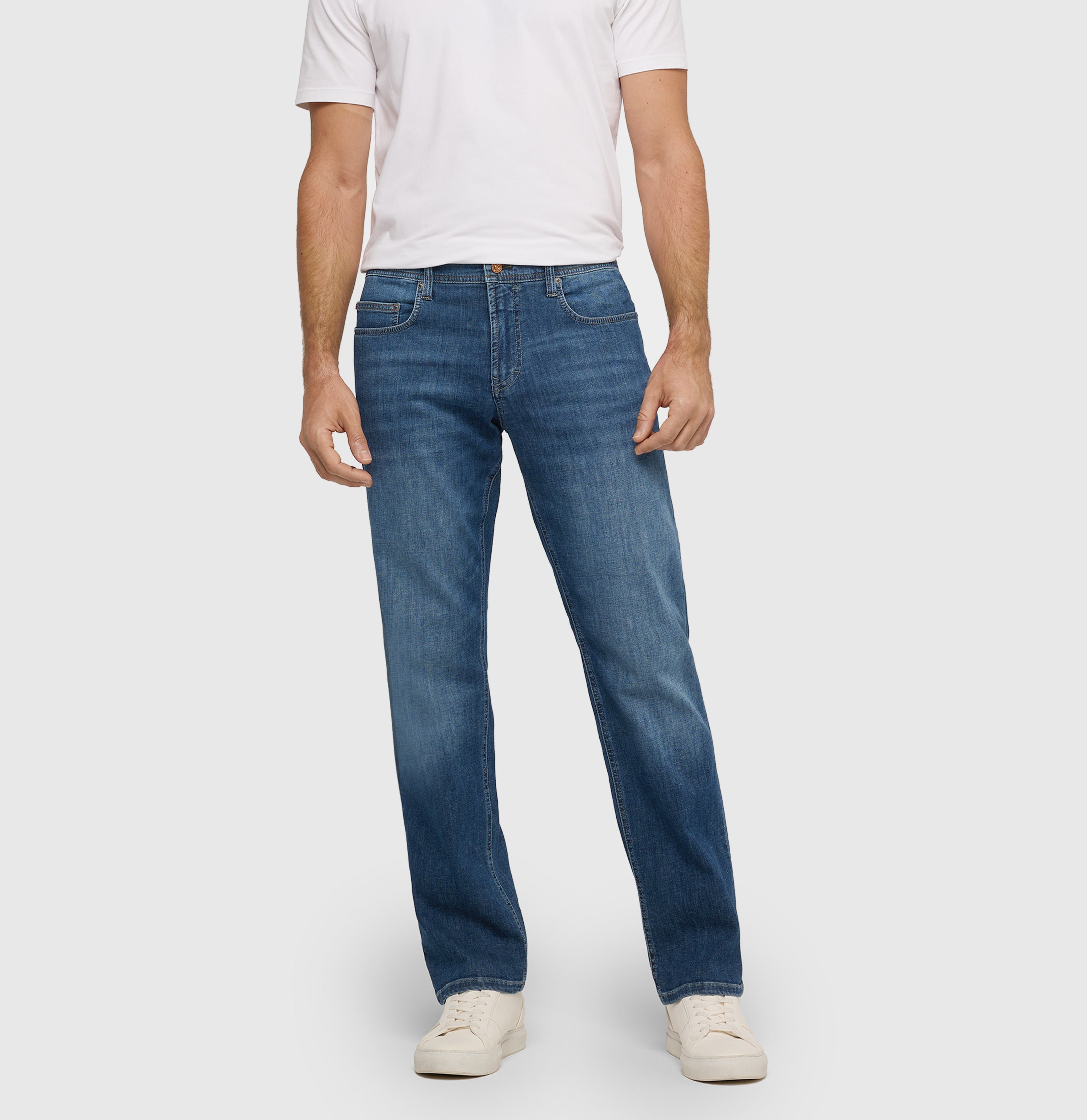 Regular jeans with linen content. | Ben | authentic dark blue used | Front view of model