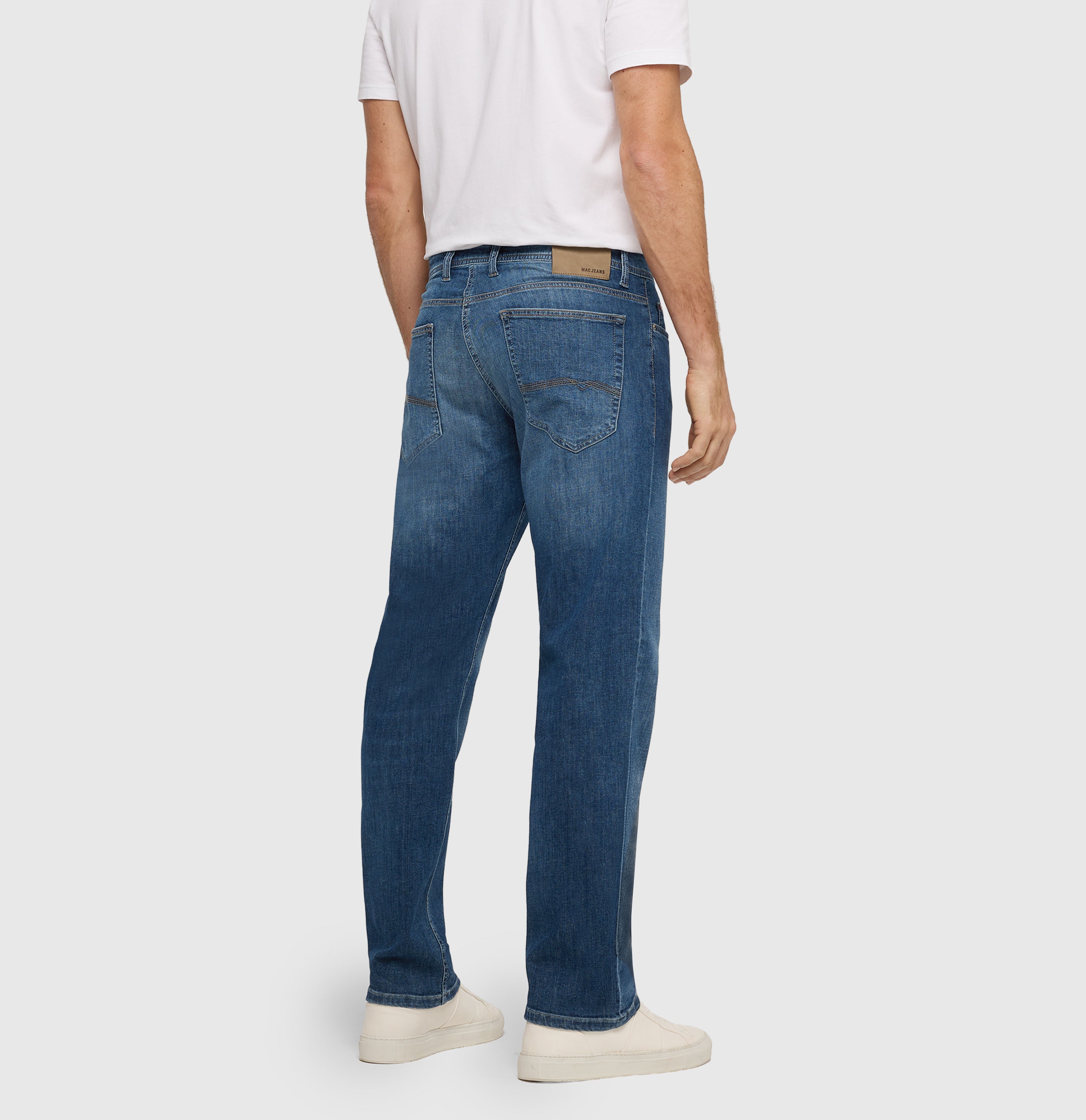 Regular jeans with linen content. | Ben | authentic dark blue used | Back view of model