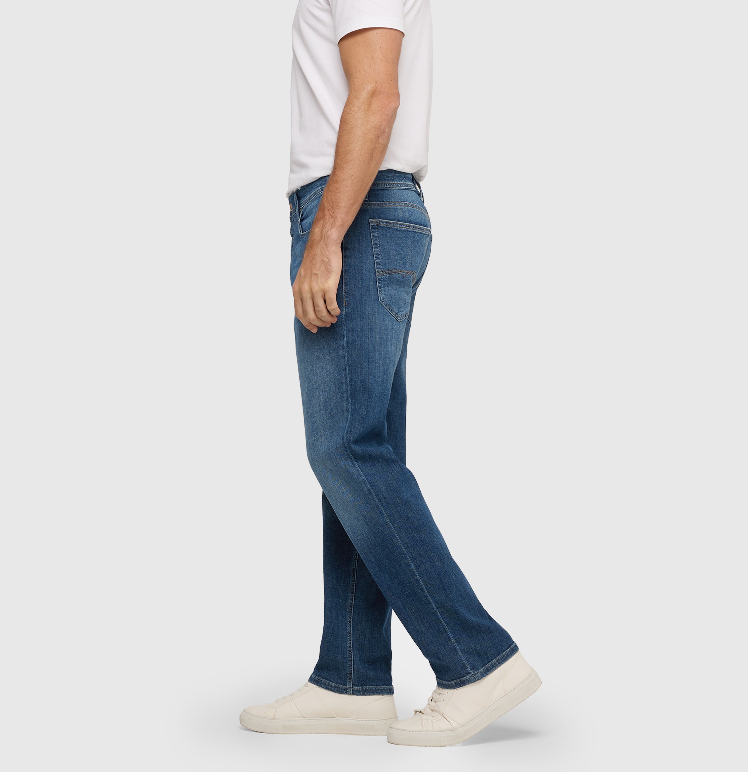 Regular jeans with linen content. | Ben | authentic dark blue used | Side view of model