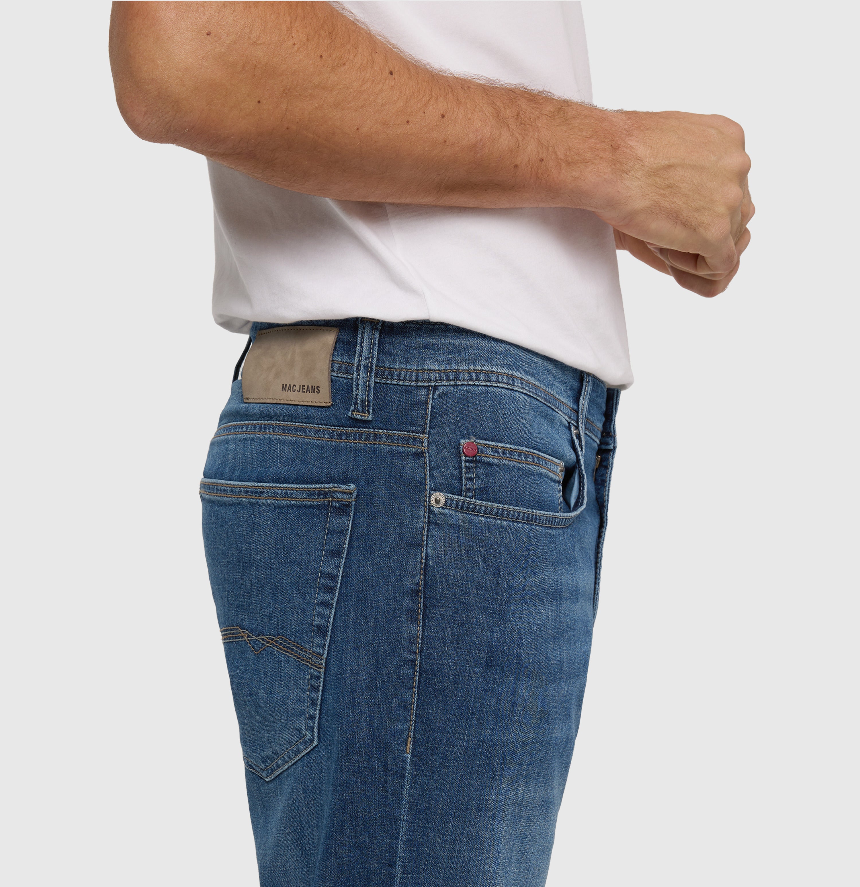 Regular jeans with linen content. | Ben | authentic dark blue used | Detailed view 2 of model
