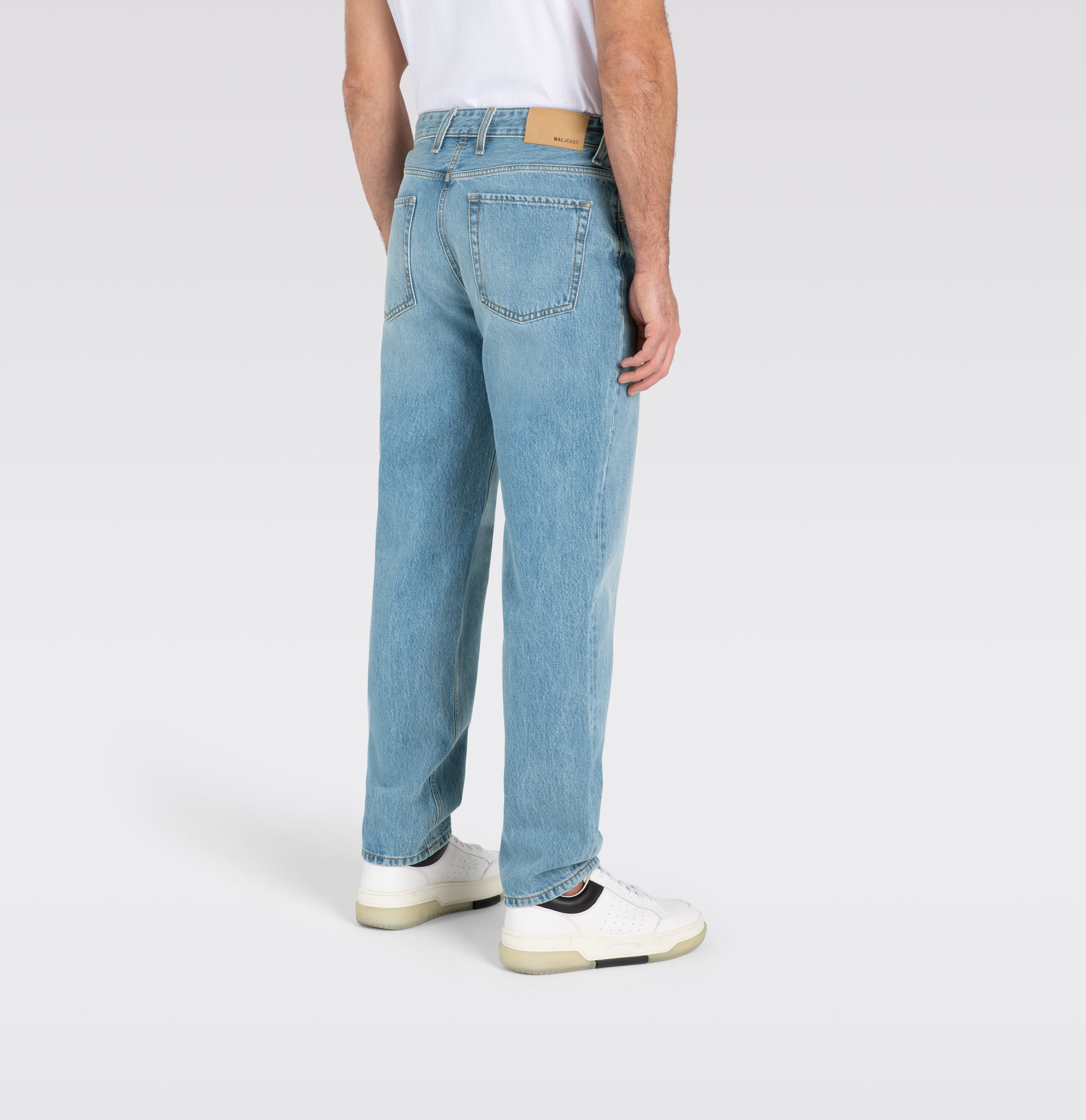 Comfort fit made of nettle denim. With a modern ’90s look. | Rick | light vintage wash | Detailed view 2 of model