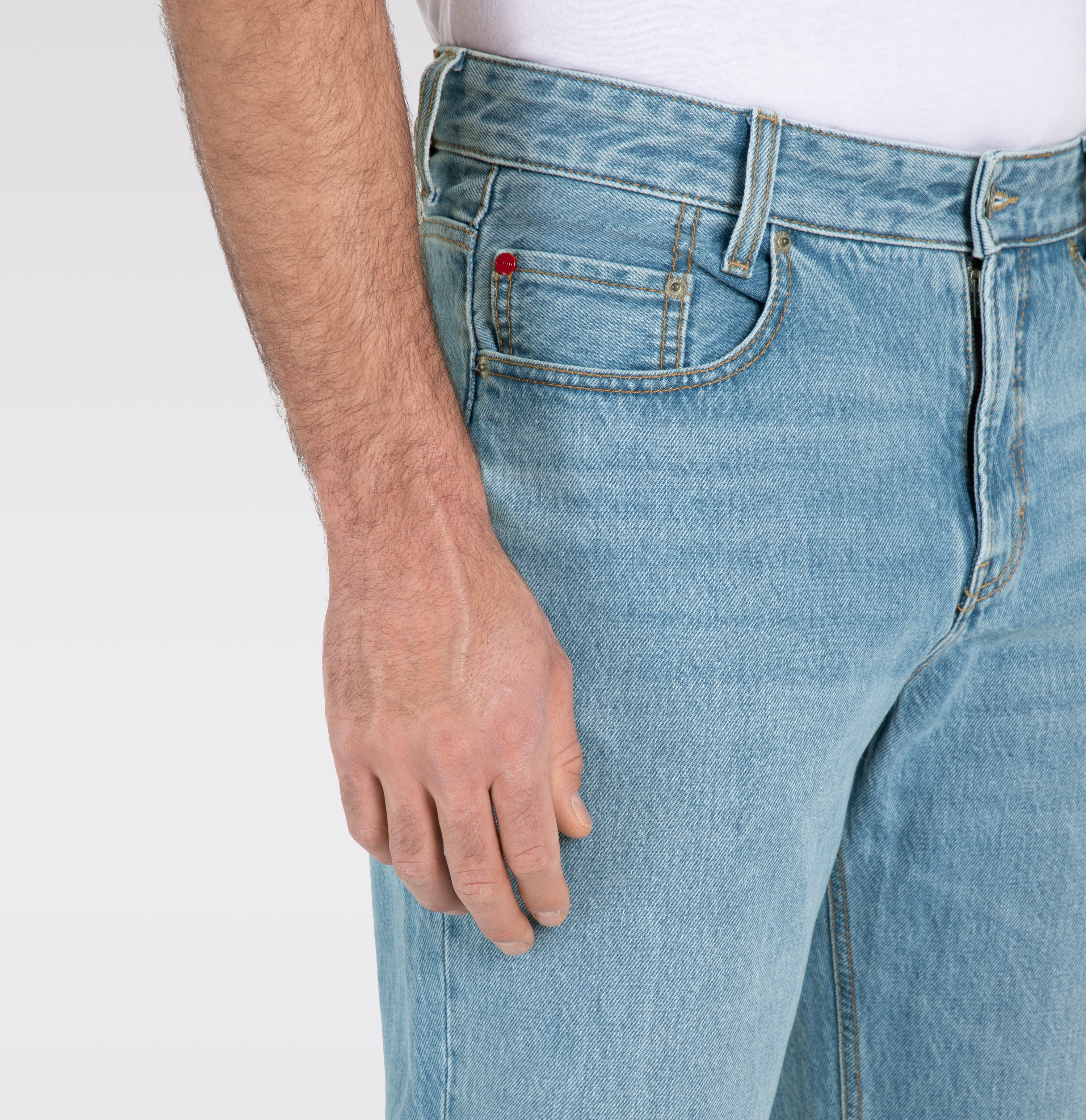 Comfort fit made of nettle denim. With a modern ’90s look. | Rick | light vintage wash | Detailed view 4 of model