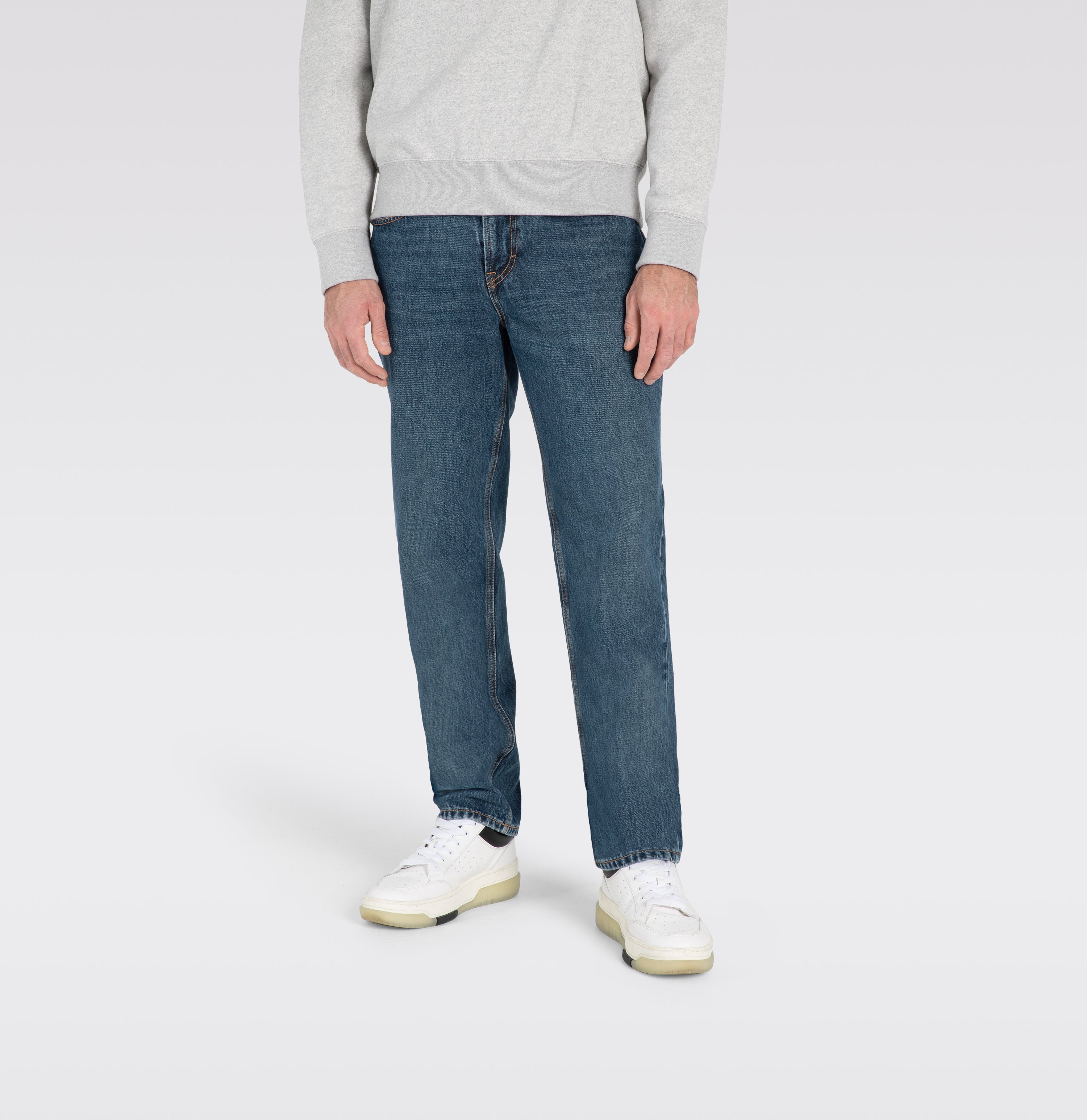Comfort fit made of nettle denim. With a modern ’90s look. | Rick | dark blue authentic wash | Front view of model