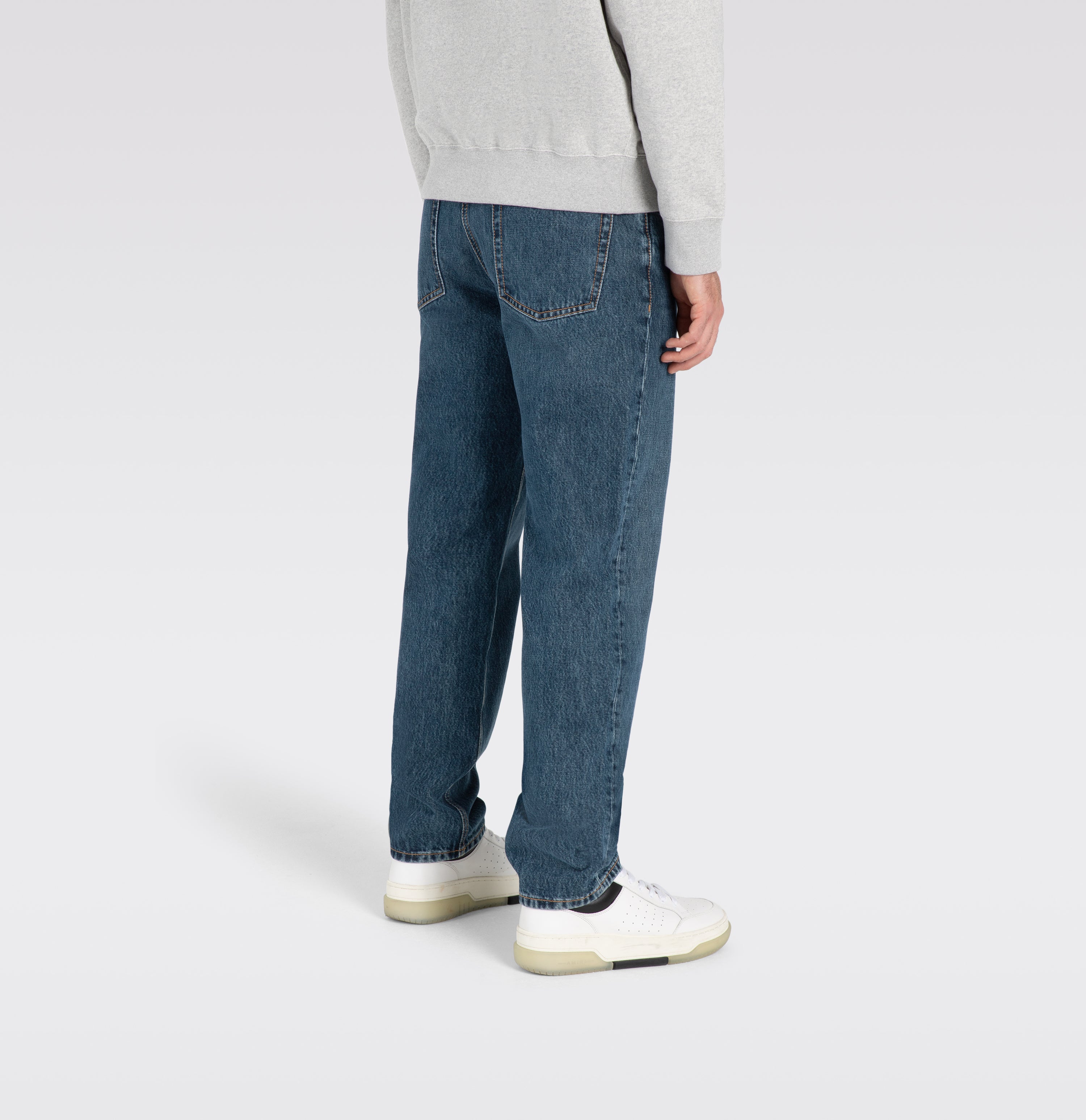 Comfort fit made of nettle denim. With a modern ’90s look. | Rick | dark blue authentic wash | Detailed view 2 of model