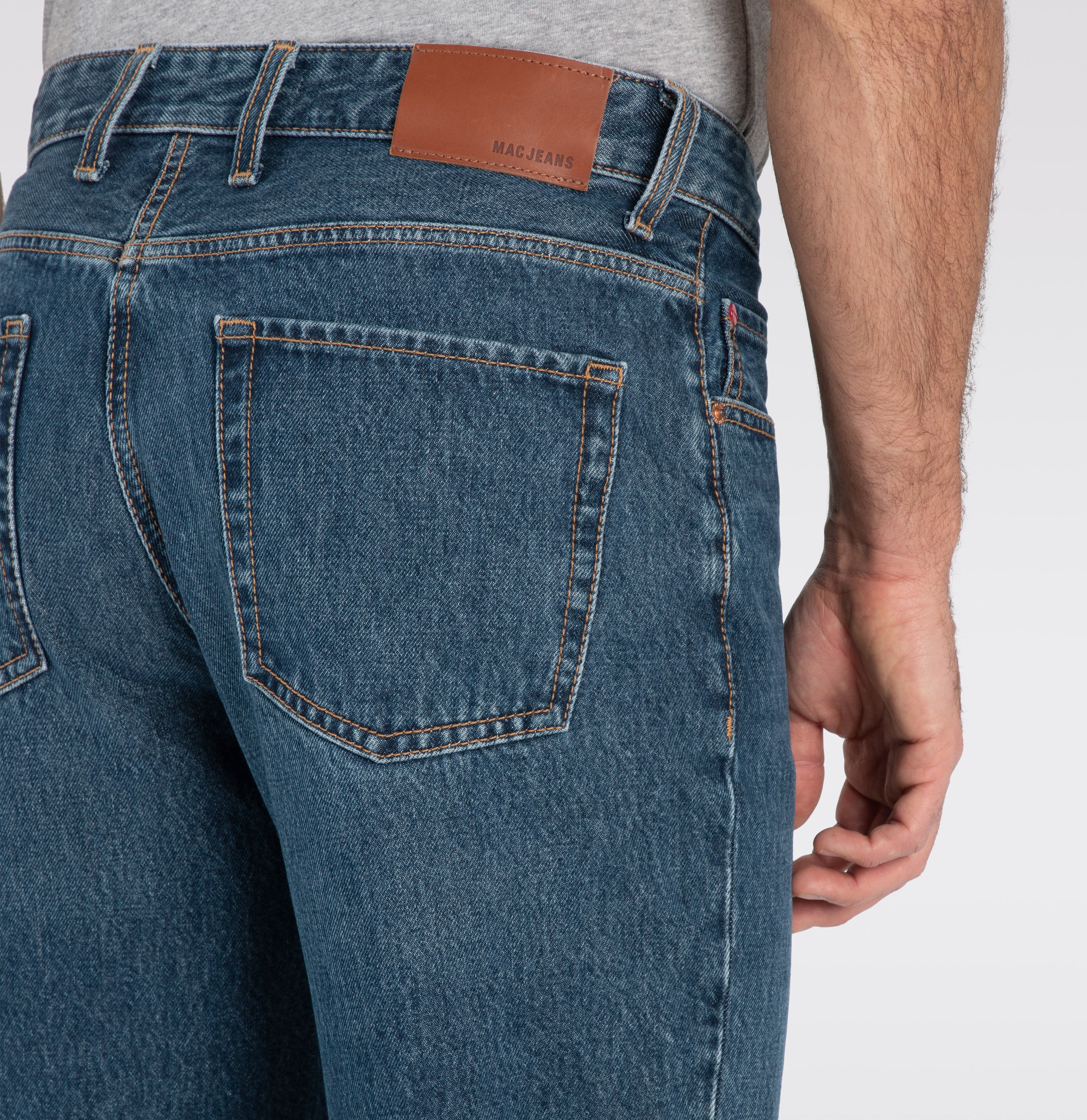 Comfort fit made of nettle denim. With a modern ’90s look. | Rick | dark blue authentic wash | Detailed view 3 of model