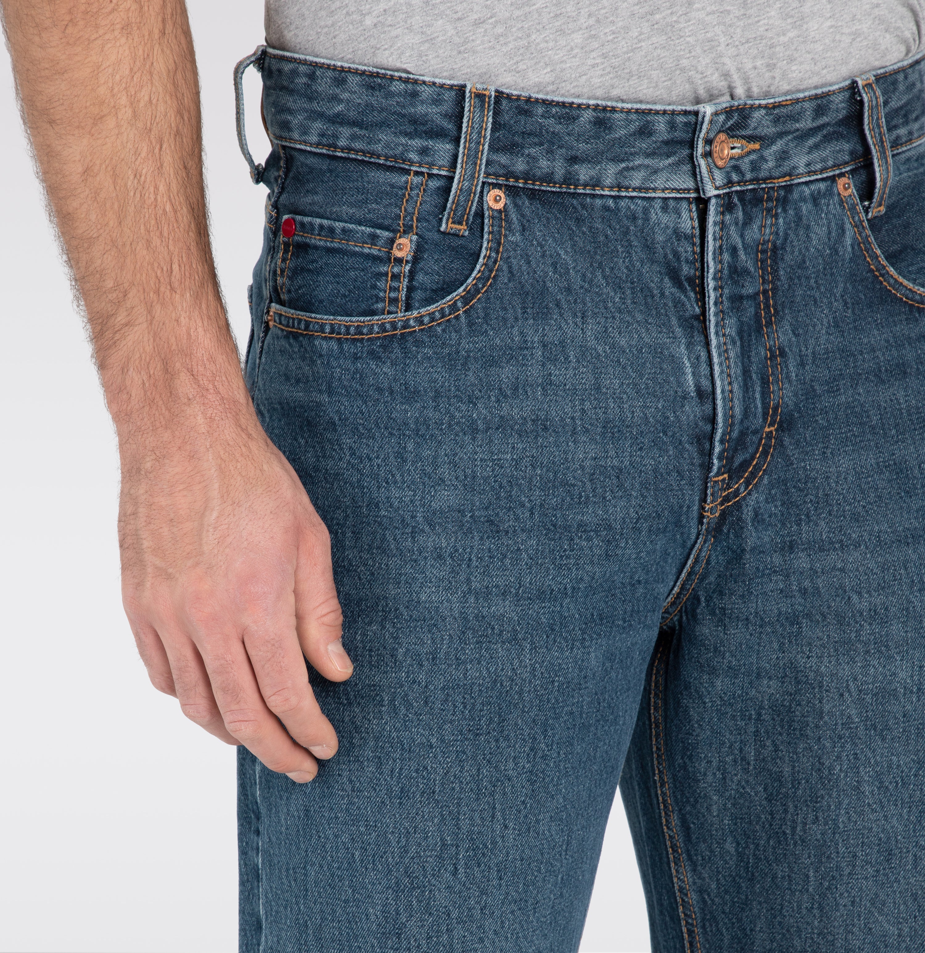 Comfort fit made of nettle denim. With a modern ’90s look. | Rick | dark blue authentic wash | Detailed view 4 of model