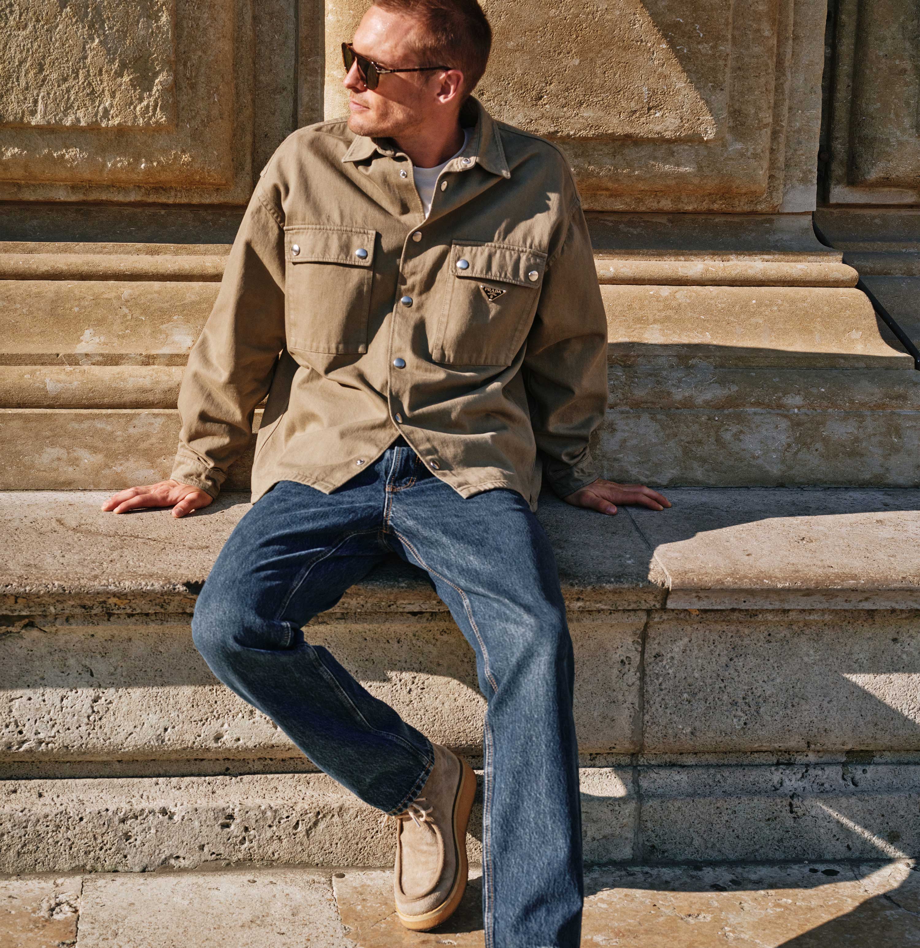 Comfort fit made of nettle denim. With a modern ’90s look. | Rick | dark blue authentic wash | Full-body of model