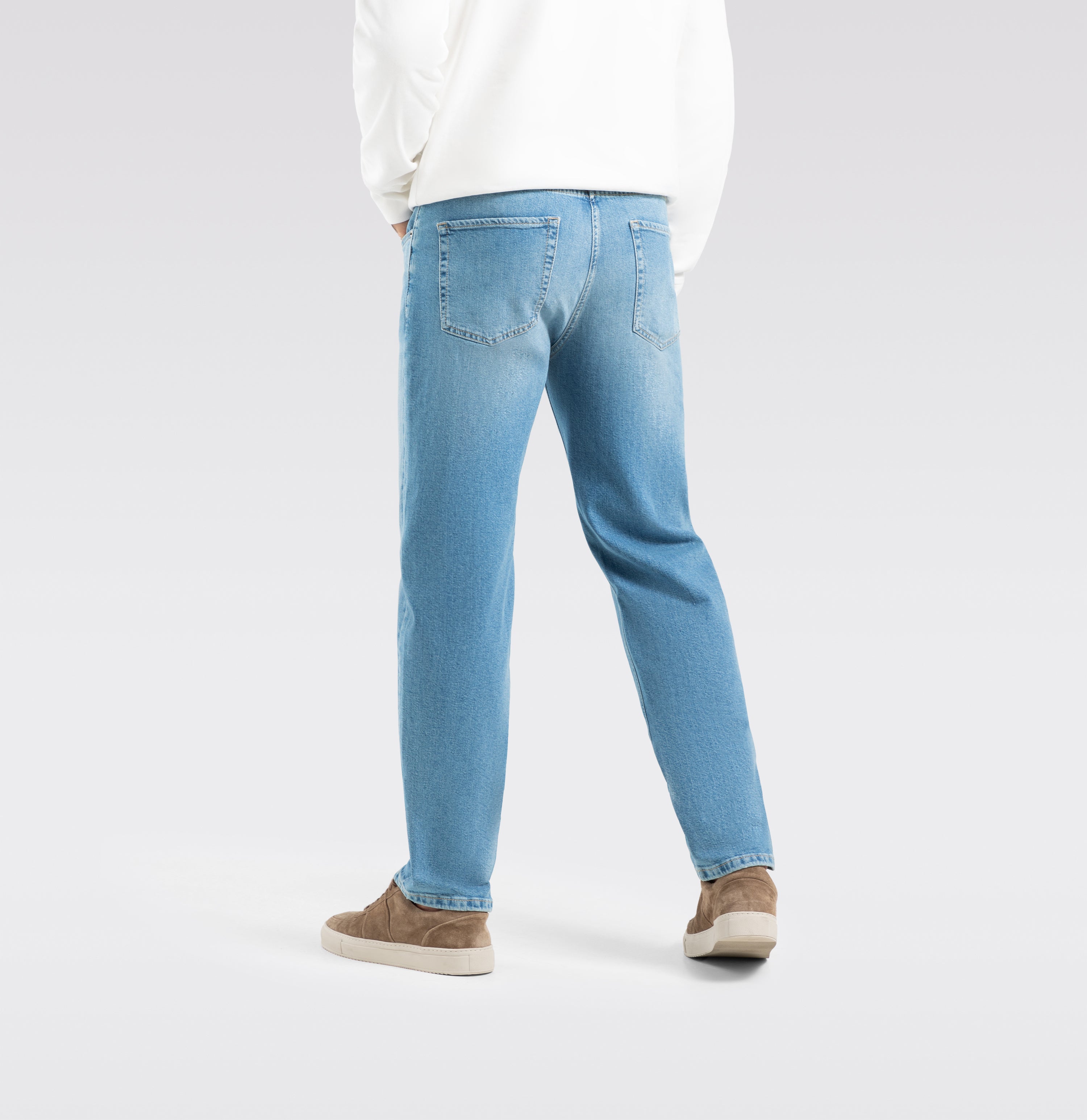 Comfort fit with an authentic vintage look. | Rick | authentic summer bleach | Back view of model