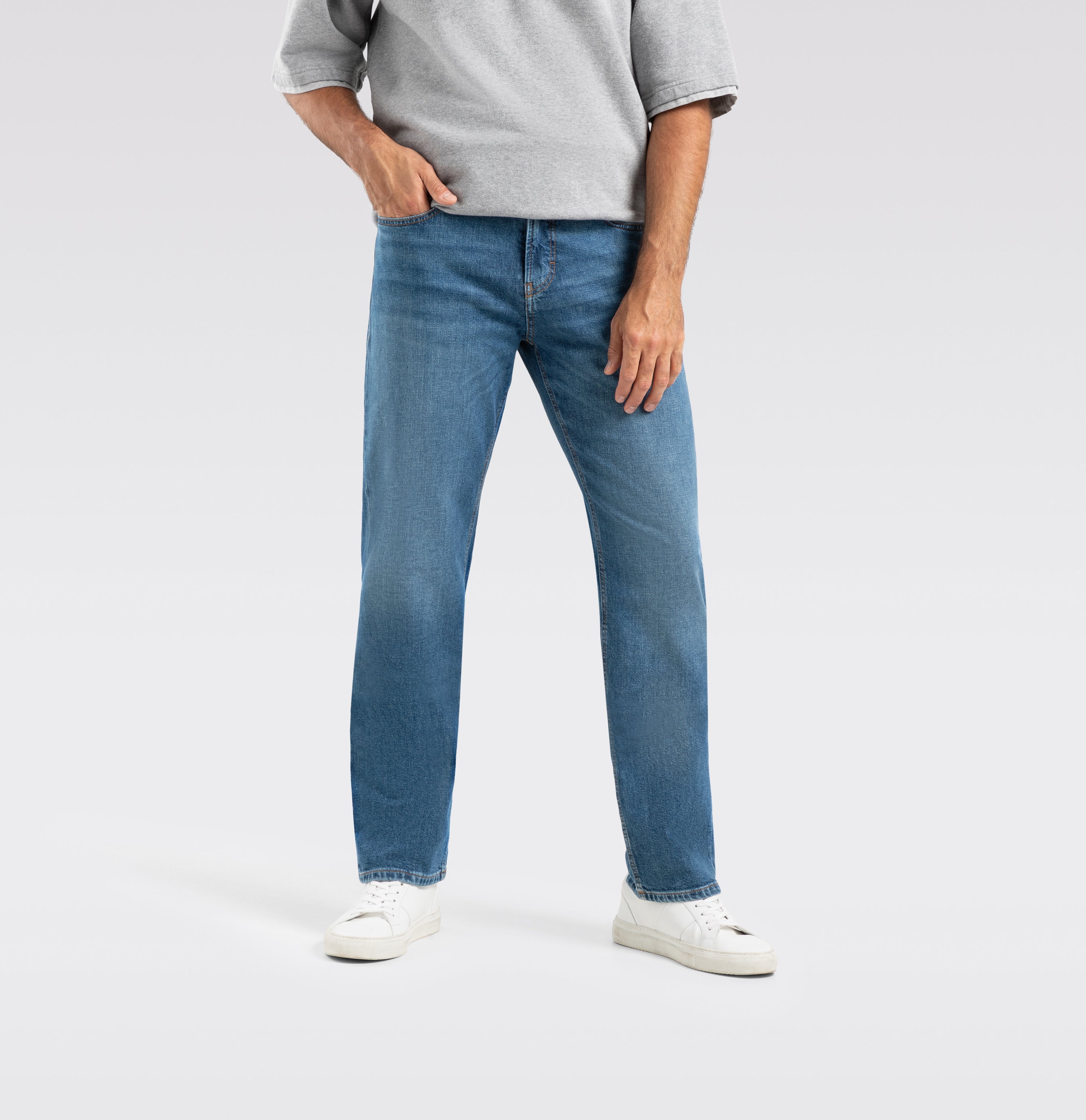 Comfort fit with an authentic vintage look. | Rick | dark blue authentic wash | Front view of model