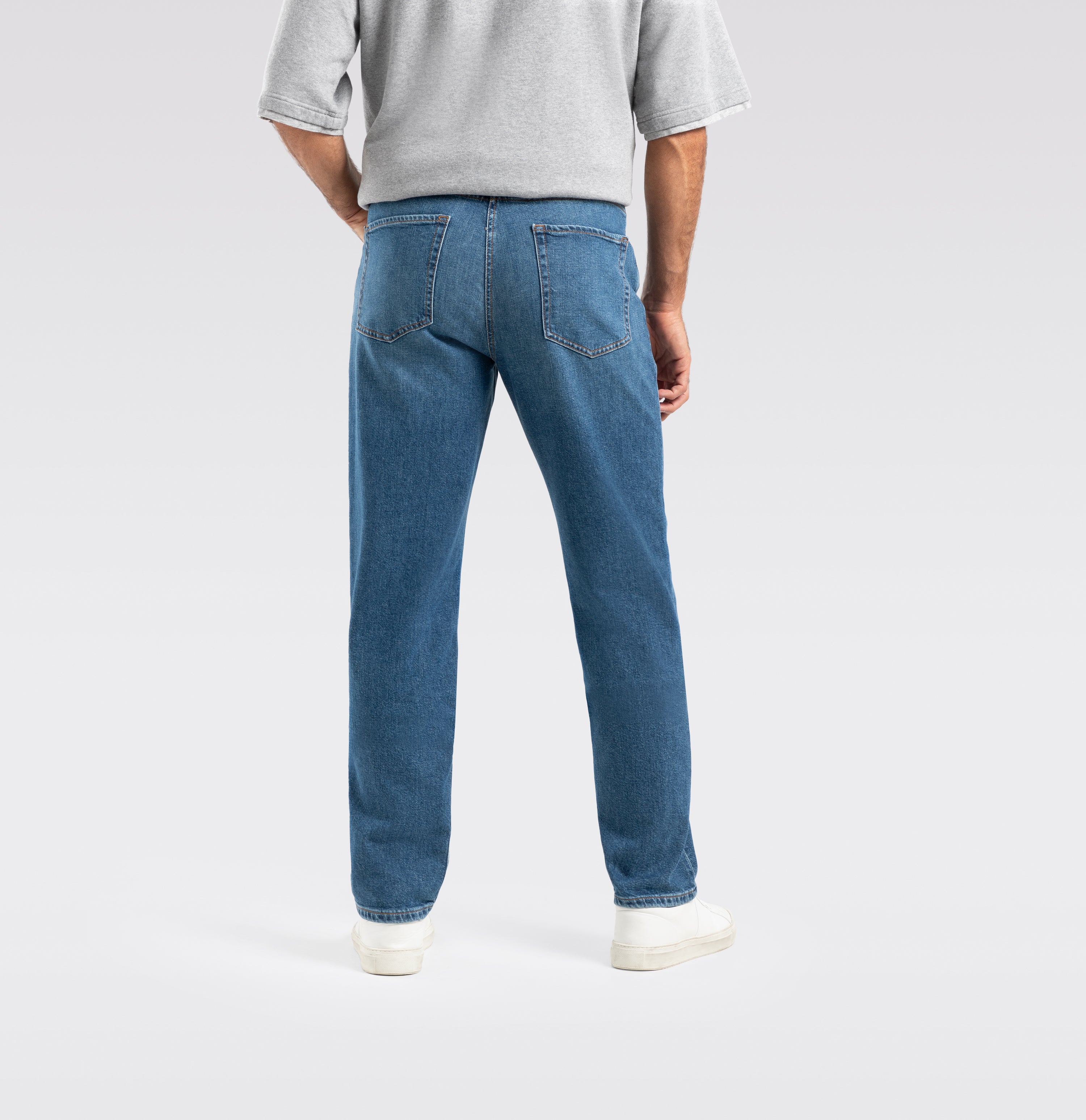 Comfort fit with an authentic vintage look. | Rick | dark blue authentic wash | Back view of model