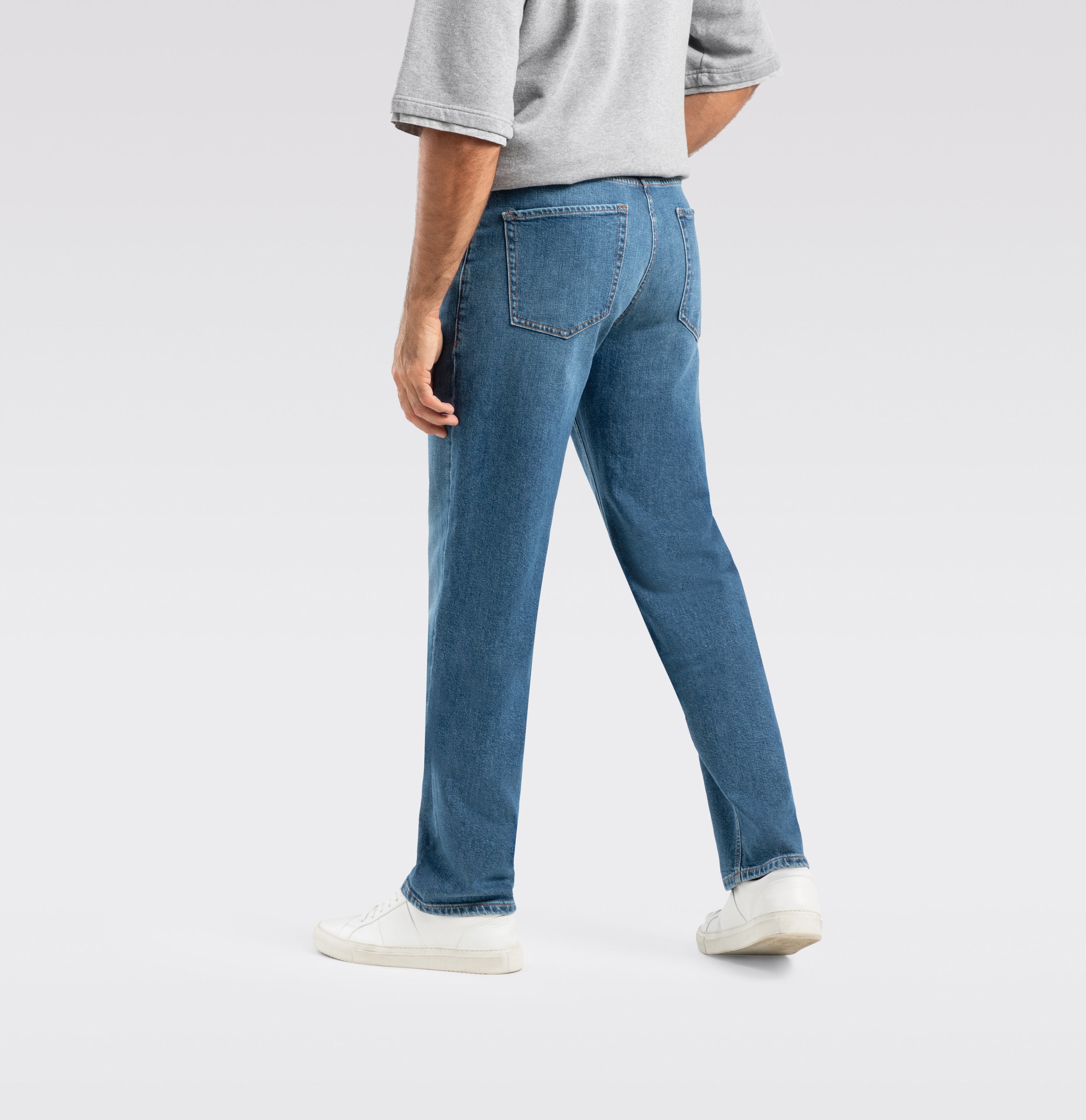 Comfort fit with an authentic vintage look. | Rick | dark blue authentic wash | Detailed view 2 of model