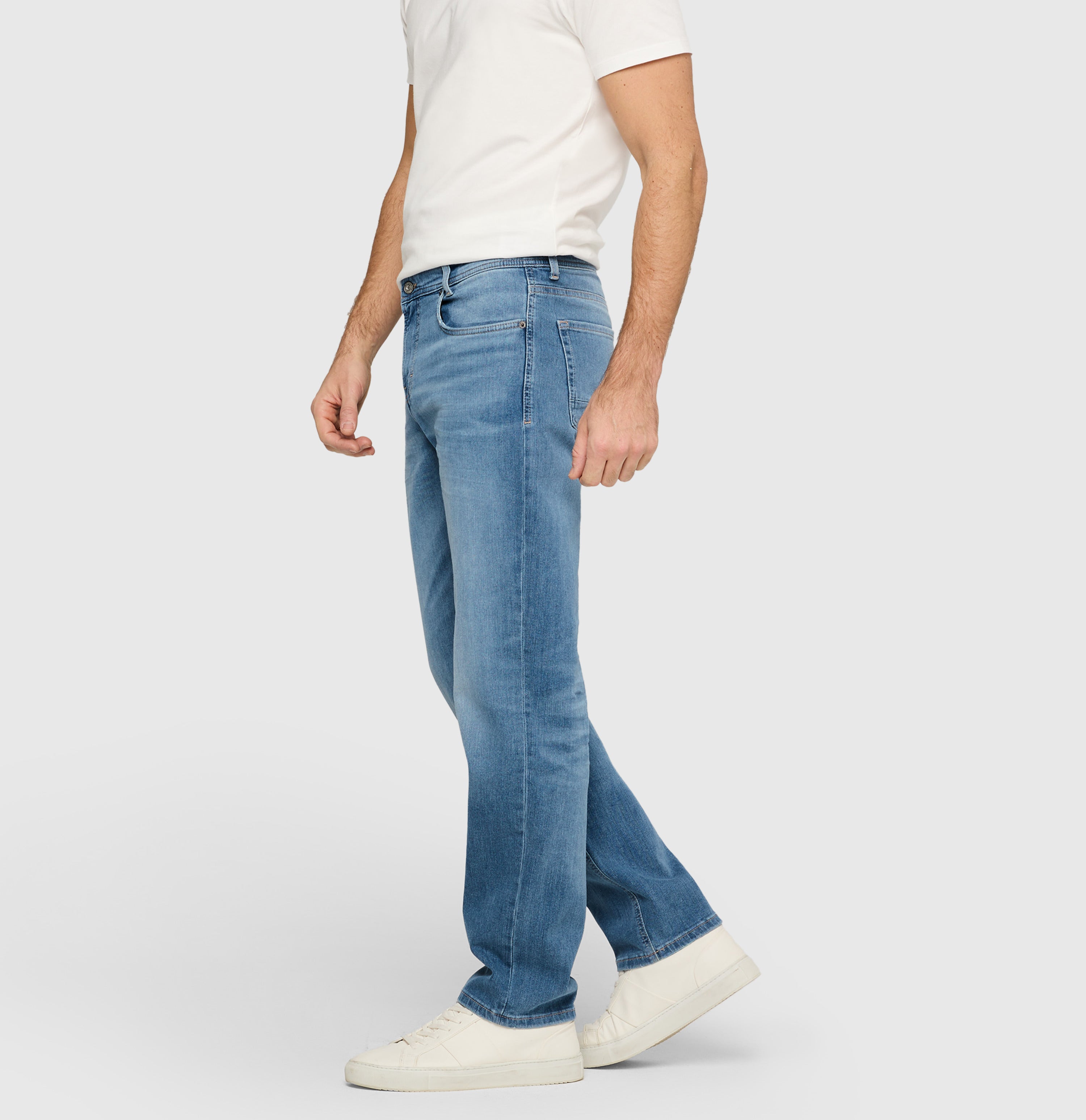 Comfortable jeans with a vintage wash. | Rick | vintage summer blue | Side view of model