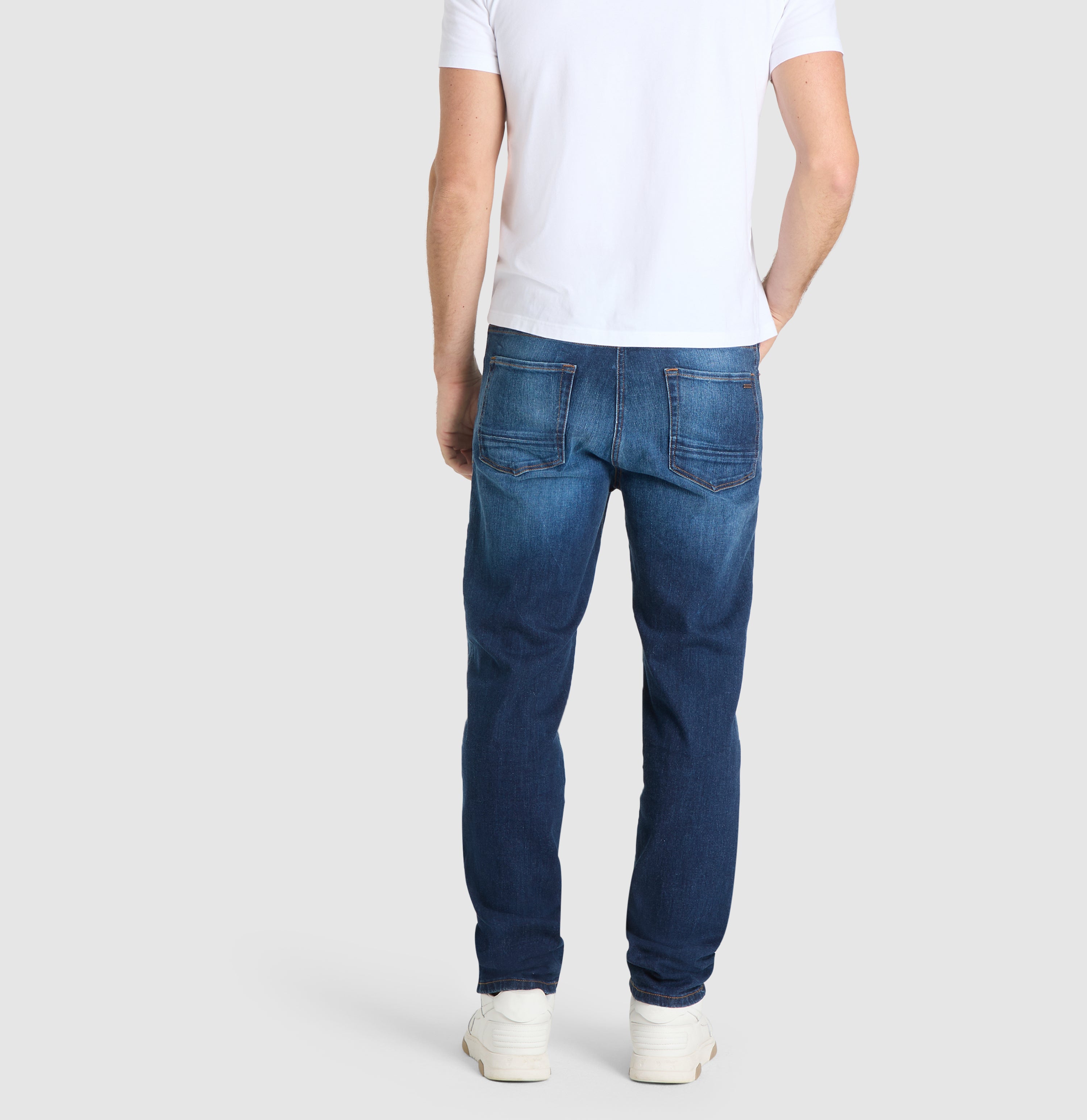 Straight jeans made of comfort stretch denim. | Rick | dark blue authenic 3D used | Back view of model
