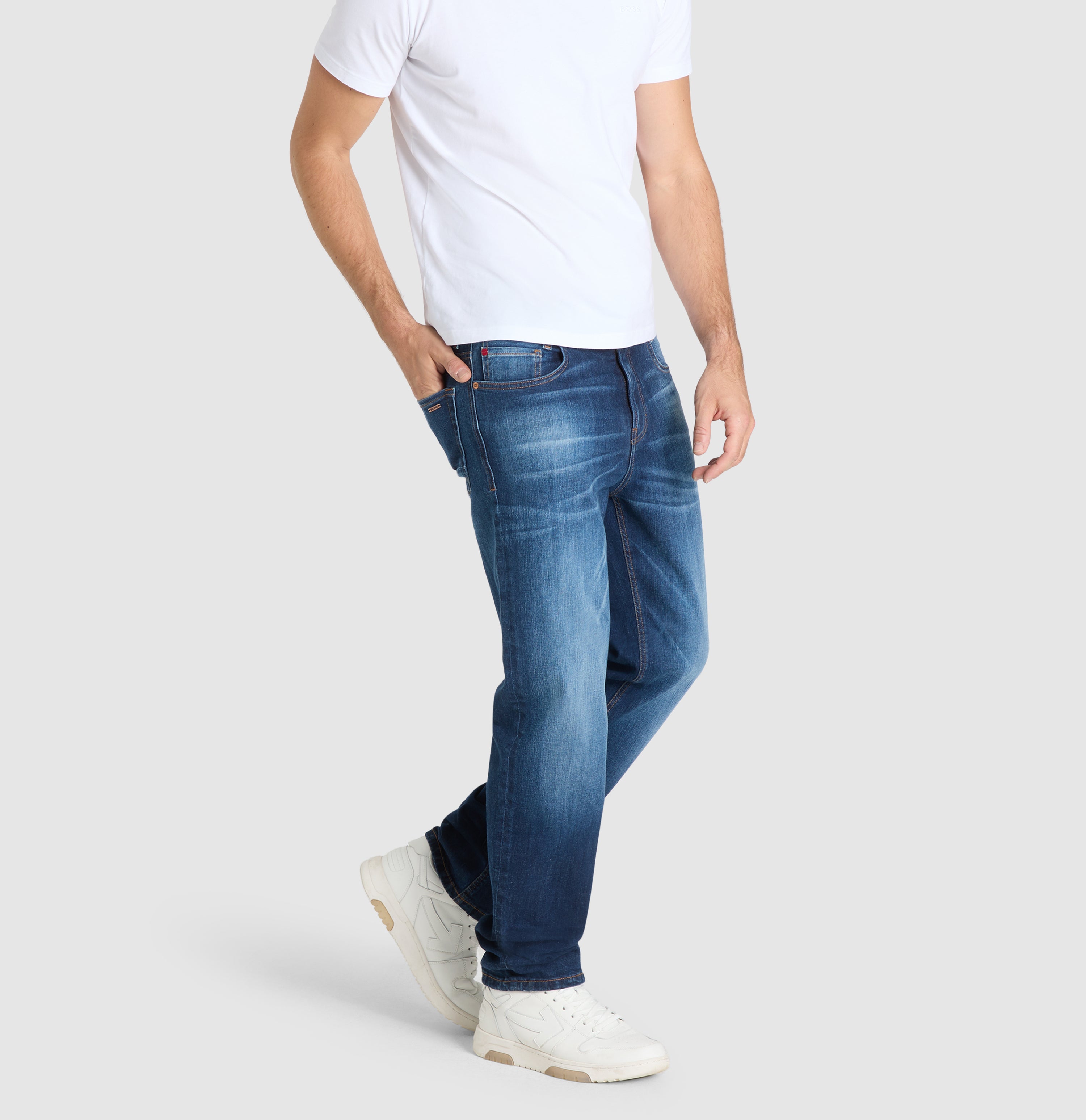 Straight jeans made of comfort stretch denim. | Rick | dark blue authenic 3D used | Detailed view 2 of model