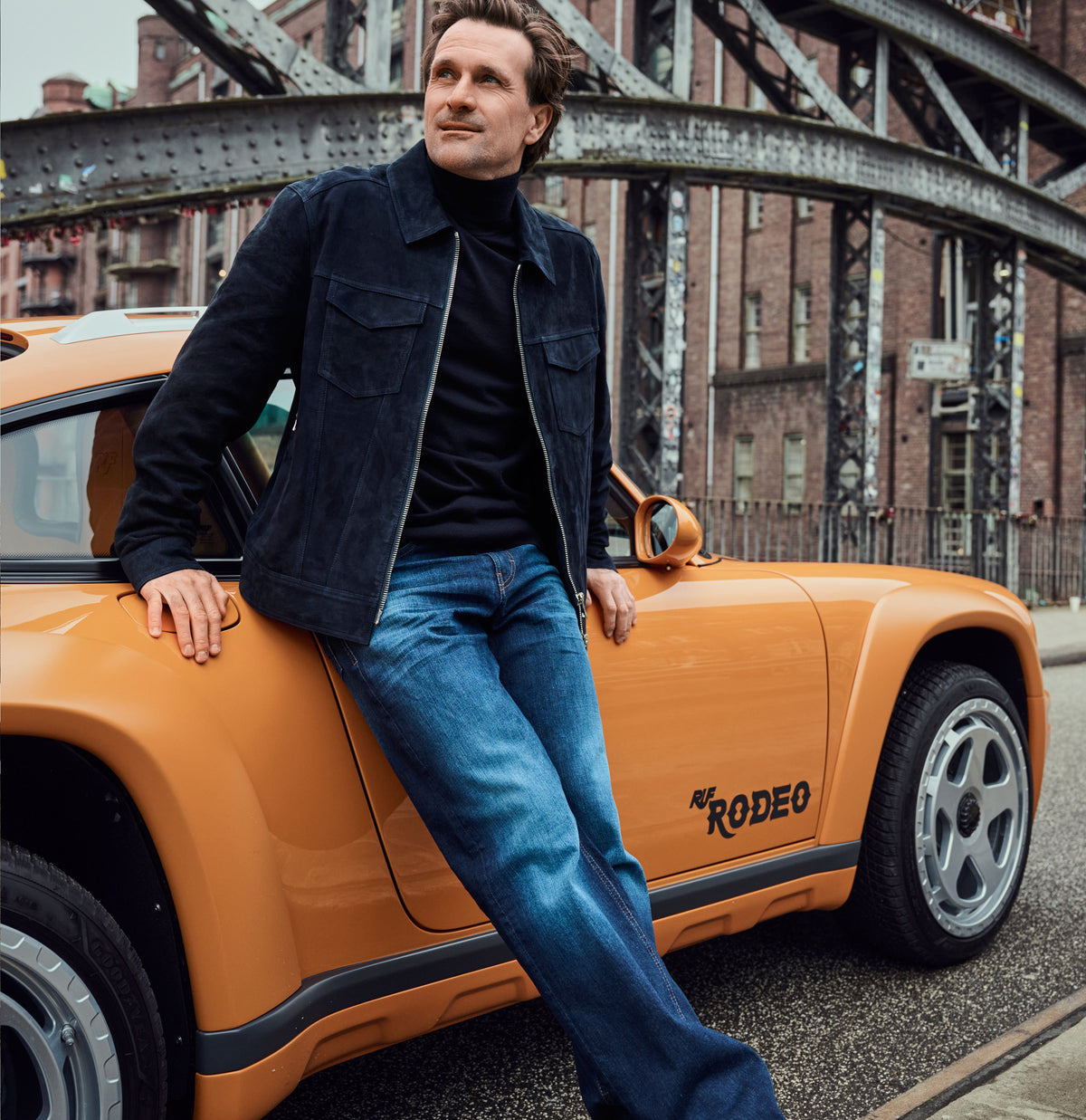 Straight jeans made of comfort stretch denim. | Rick | dark blue authenic 3D used | Full-body of model