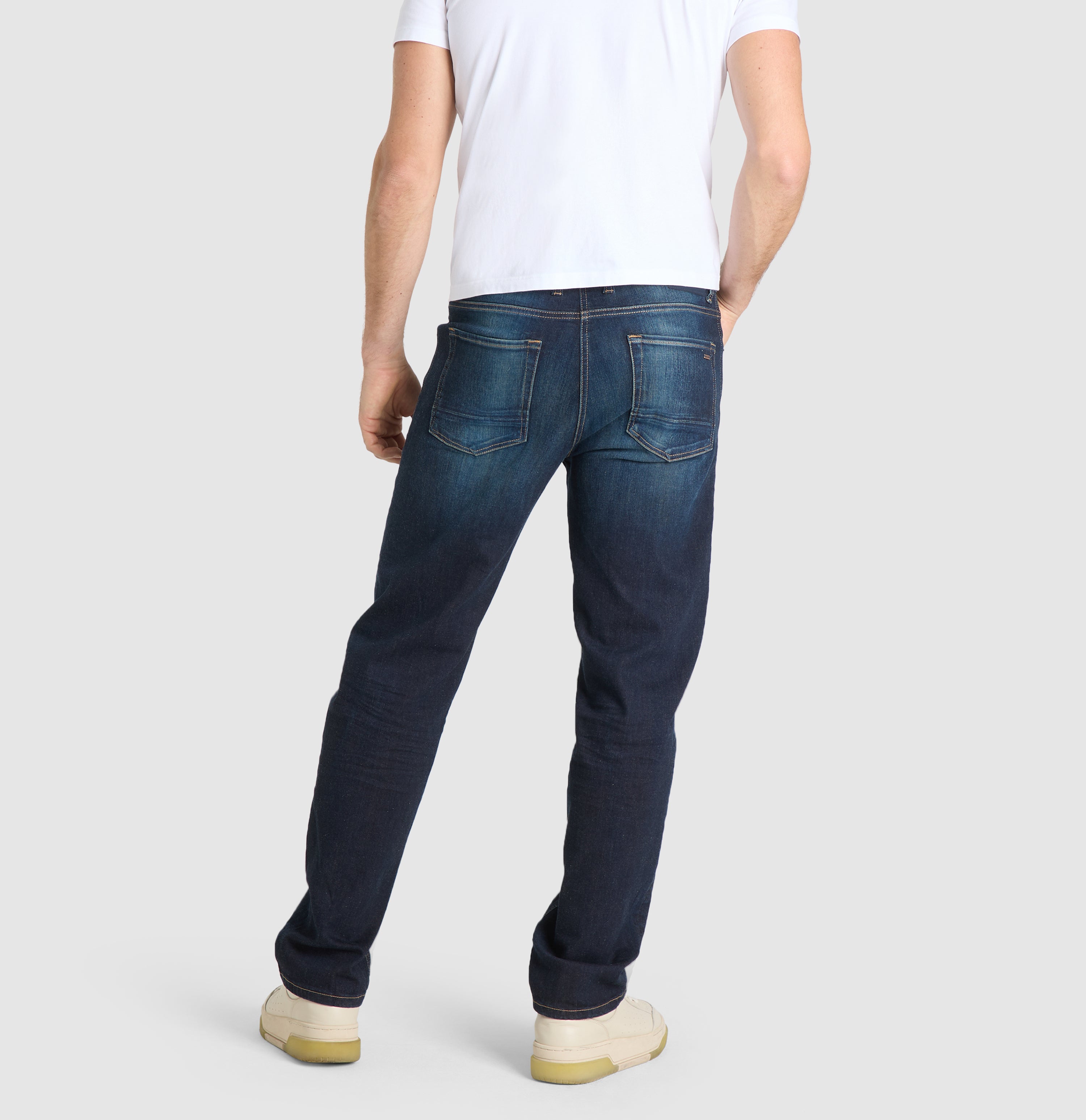 Straight jeans made of comfort stretch denim. | Rick | dark blue authentic used od brown | Back view of model