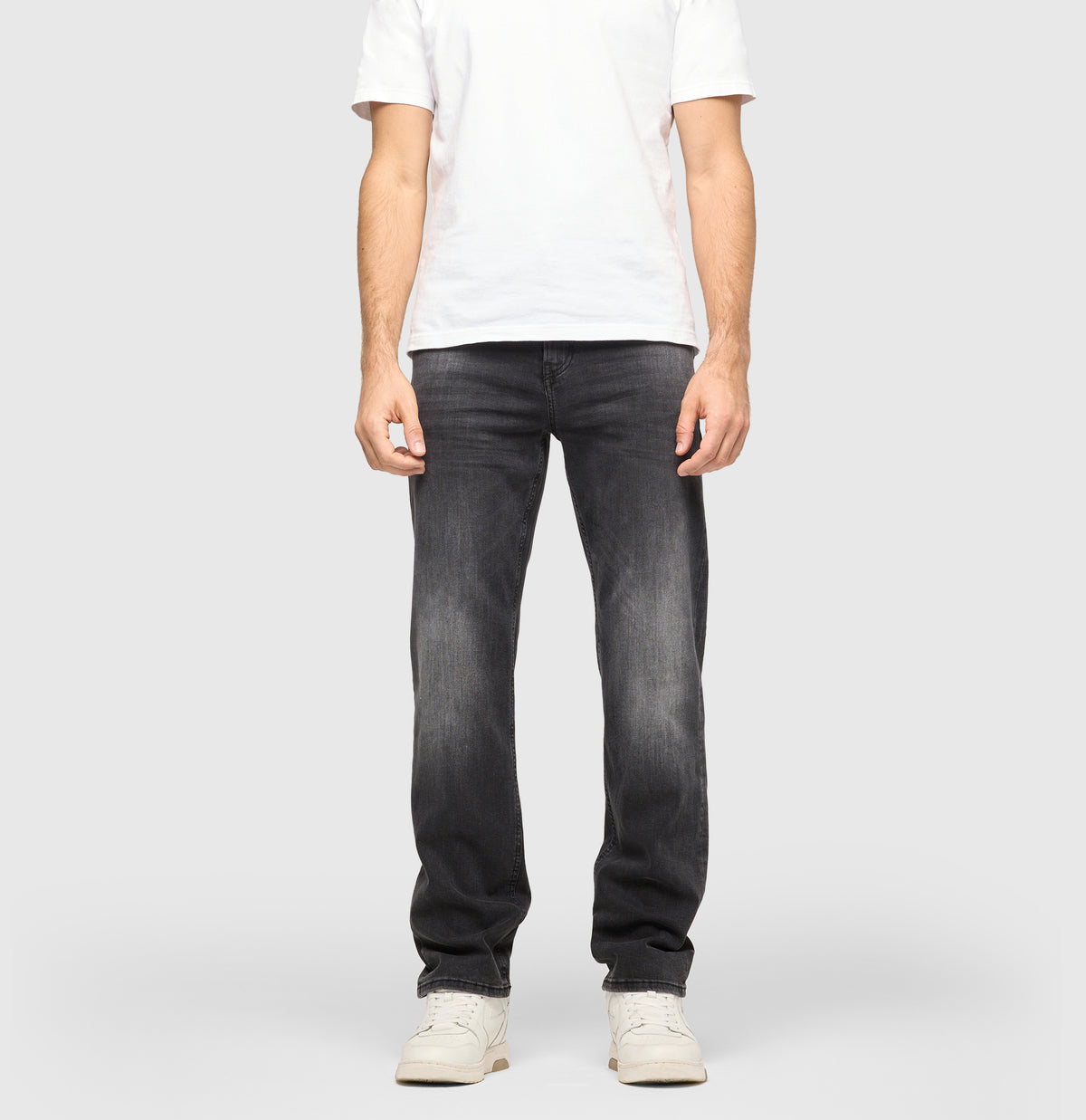 Straight jeans made of comfort stretch denim. | Rick | black black washed | Front view of model