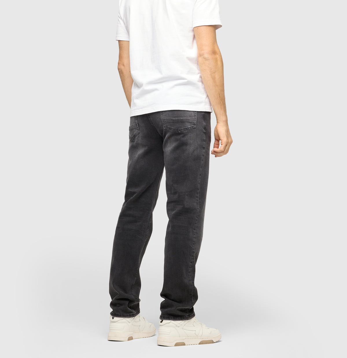 Straight jeans made of comfort stretch denim. | Rick | black black washed | Back view of model