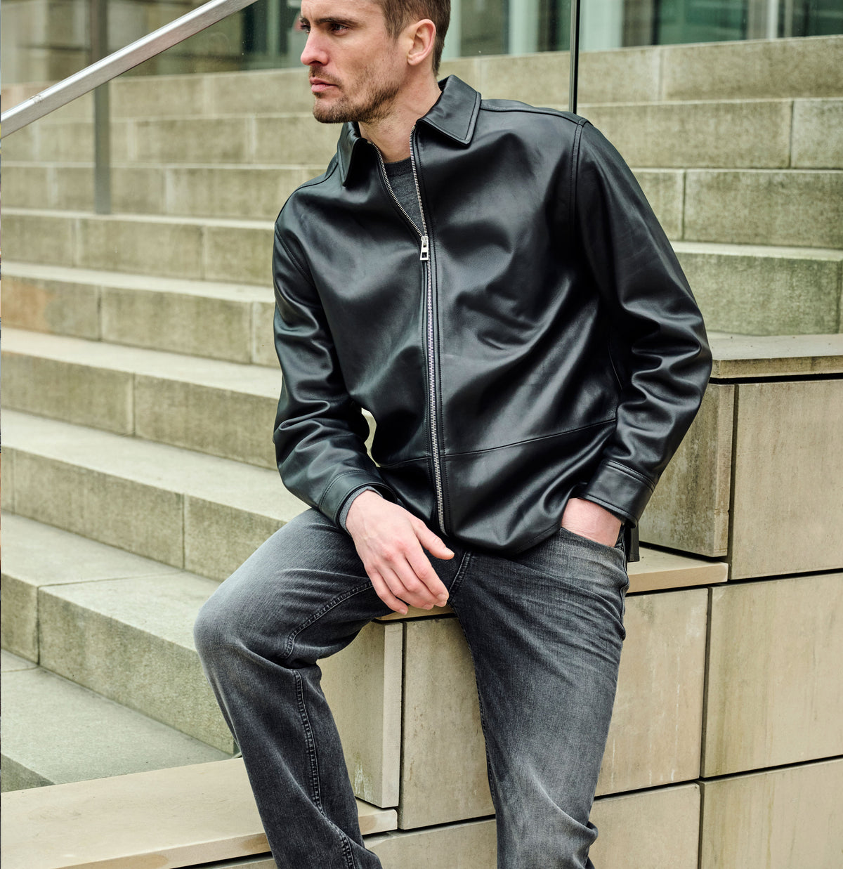 Straight jeans made of comfort stretch denim. | Rick | black black washed | Campaign image 3